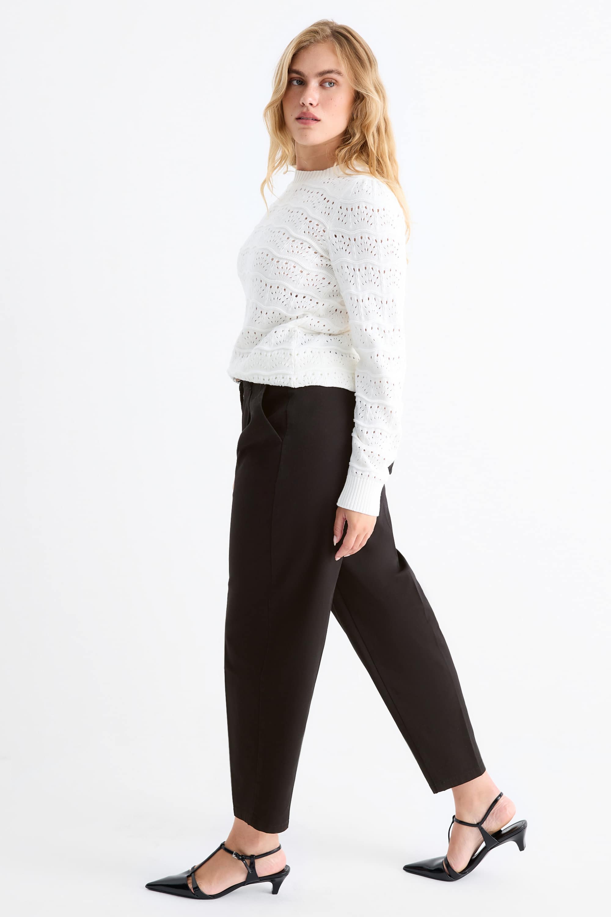 Cloth trousers with belt - high waist - barrel leg black