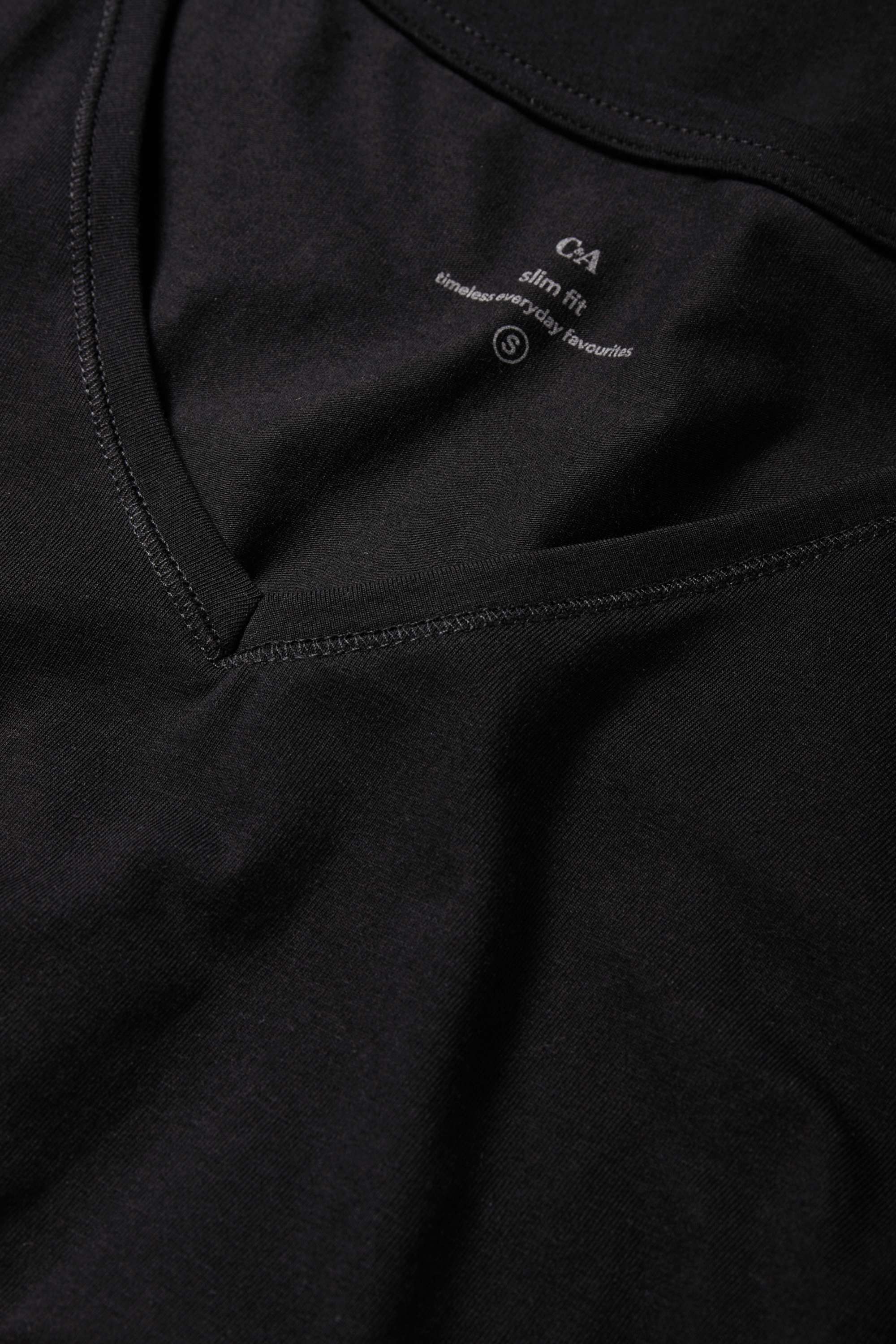 V-neck T-shirt - slim fit black