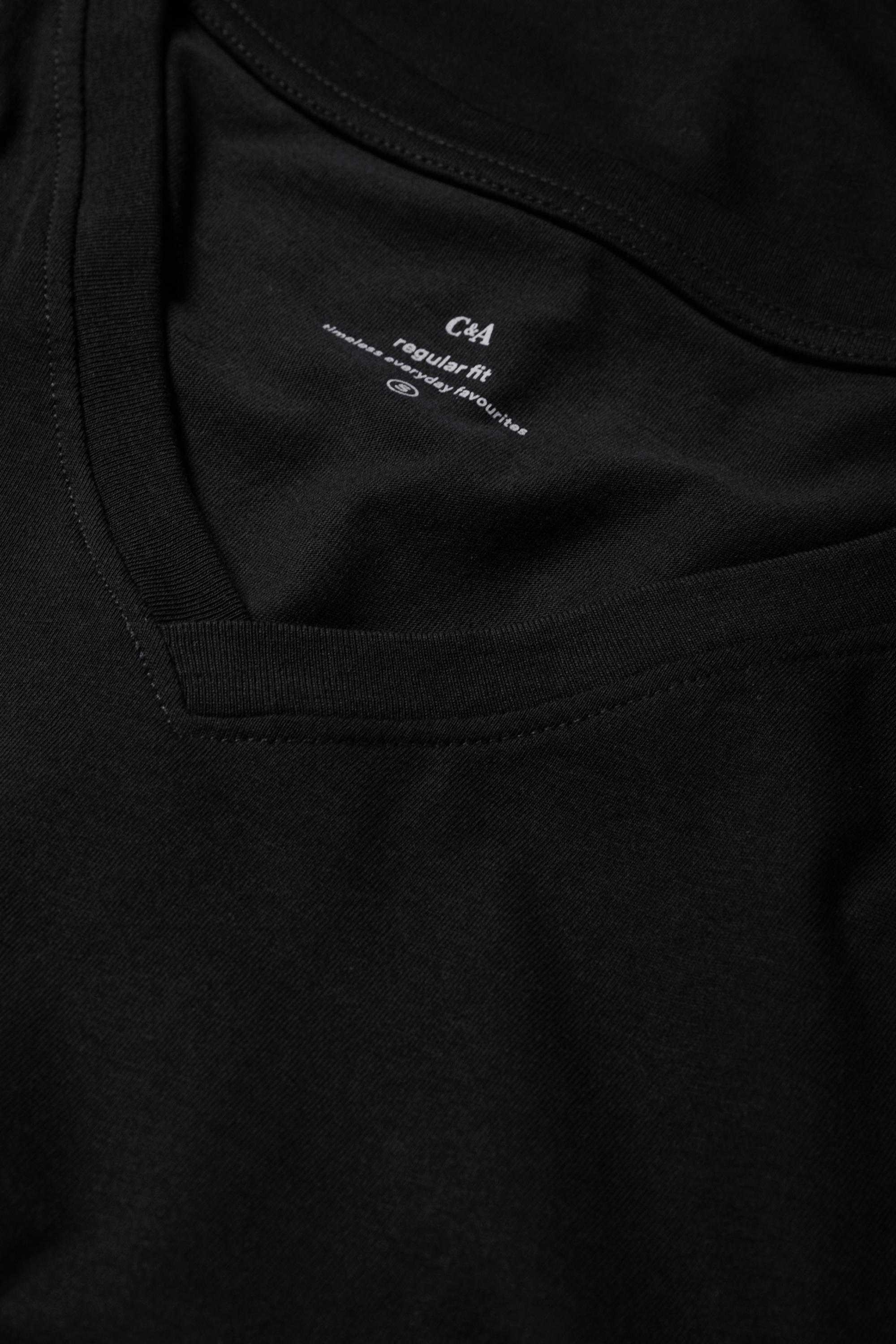 V-neck T-shirt - regular fit black