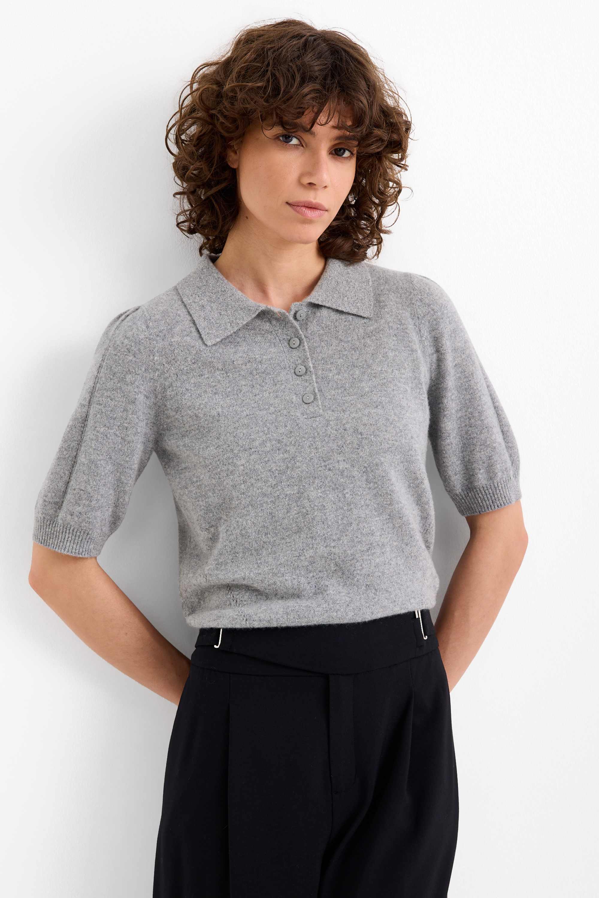 Knitted cashmere jumper - short sleeve gray