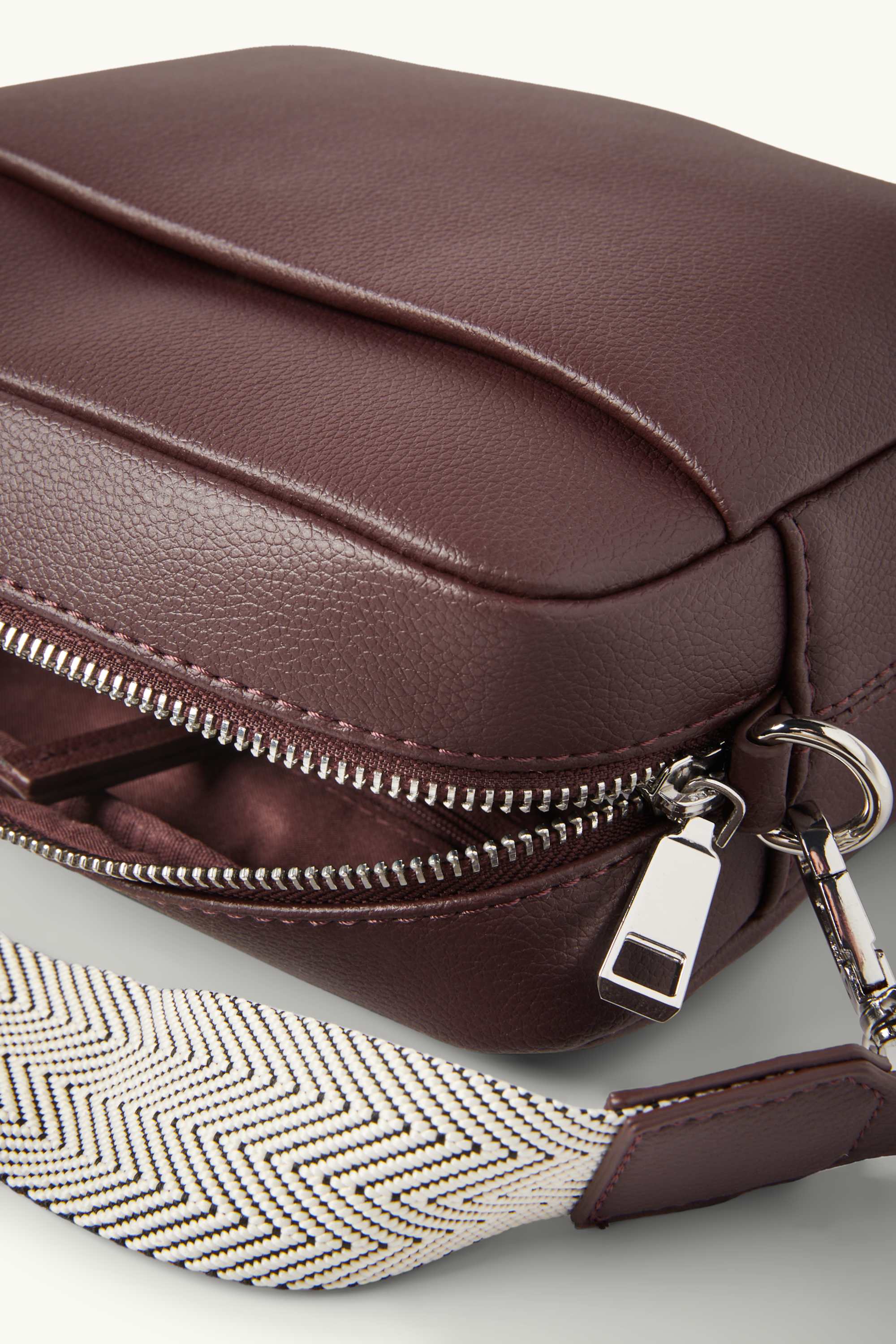Crossbody bag with detachable bag strap - faux leather bordeaux