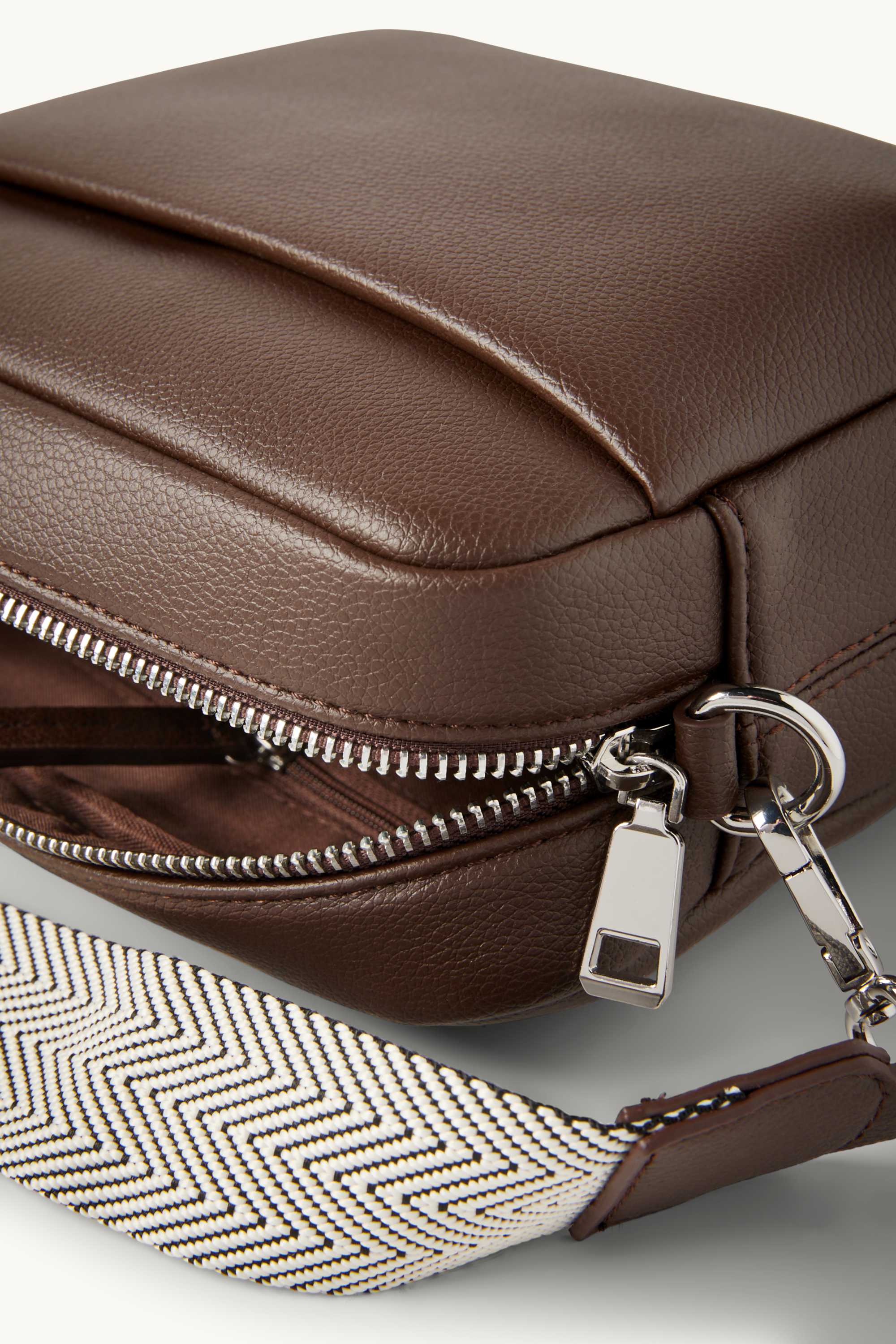 Crossbody bag with detachable bag strap - faux leather dark brown