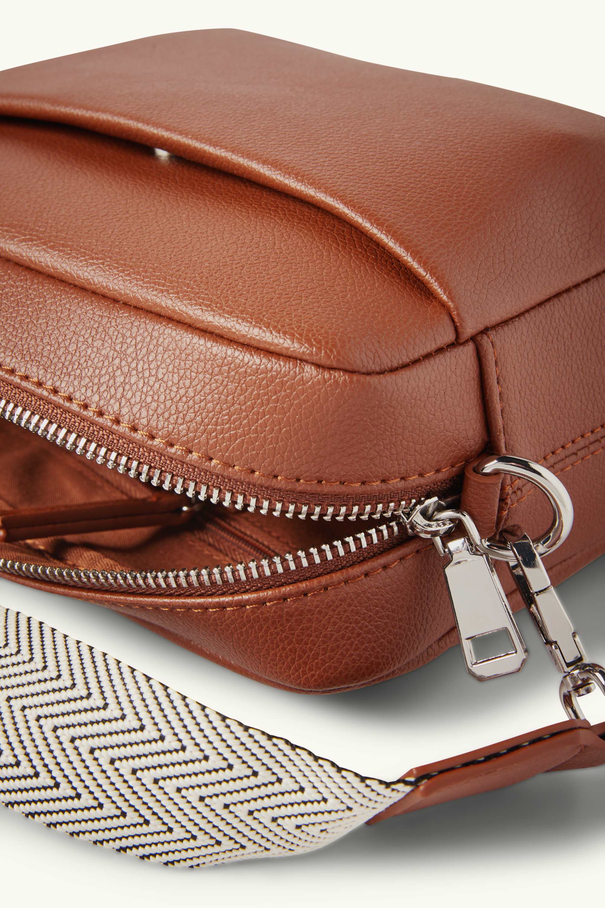 Crossbody bag with detachable bag strap - faux leather brown