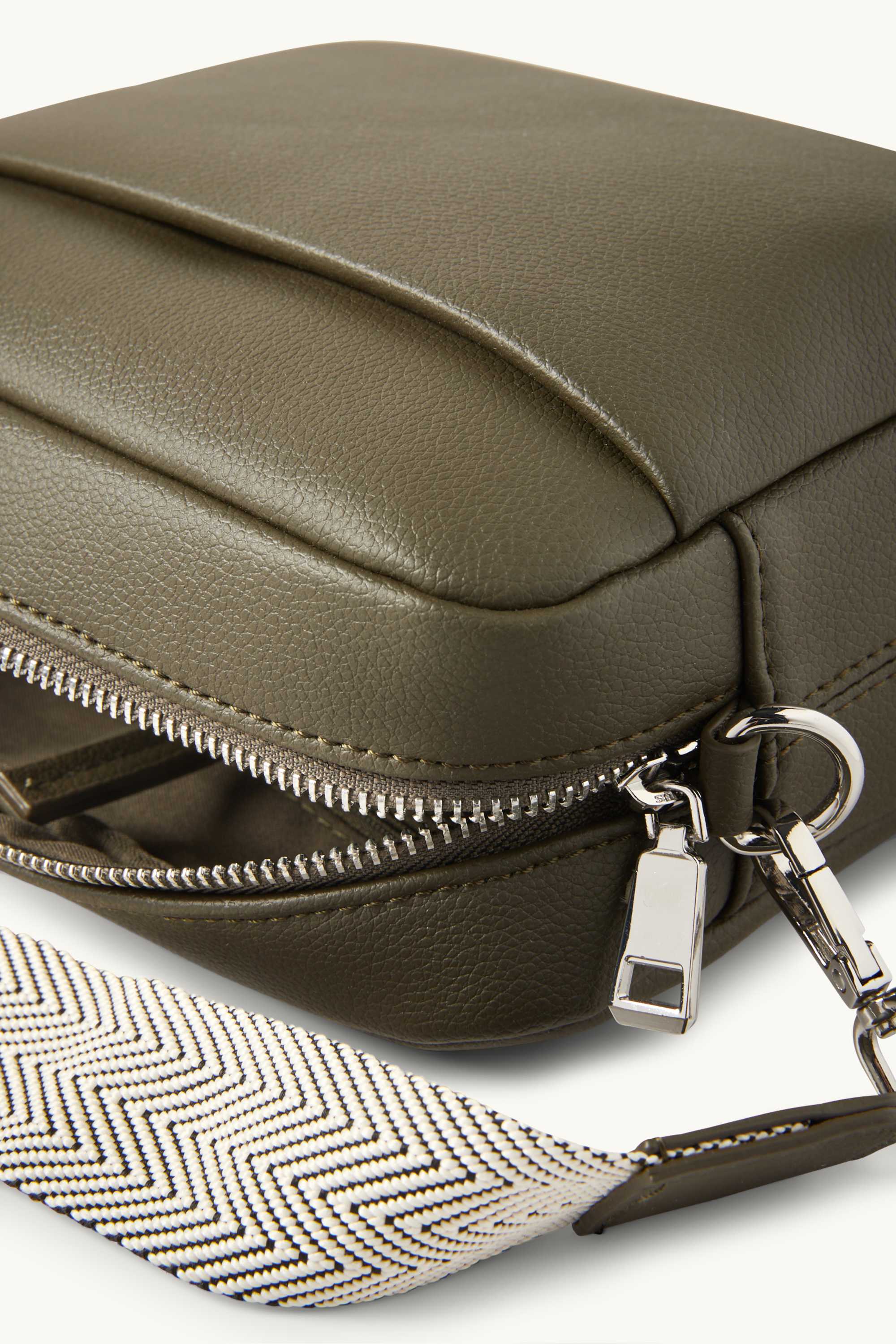 Crossbody bag with detachable bag strap - faux leather green