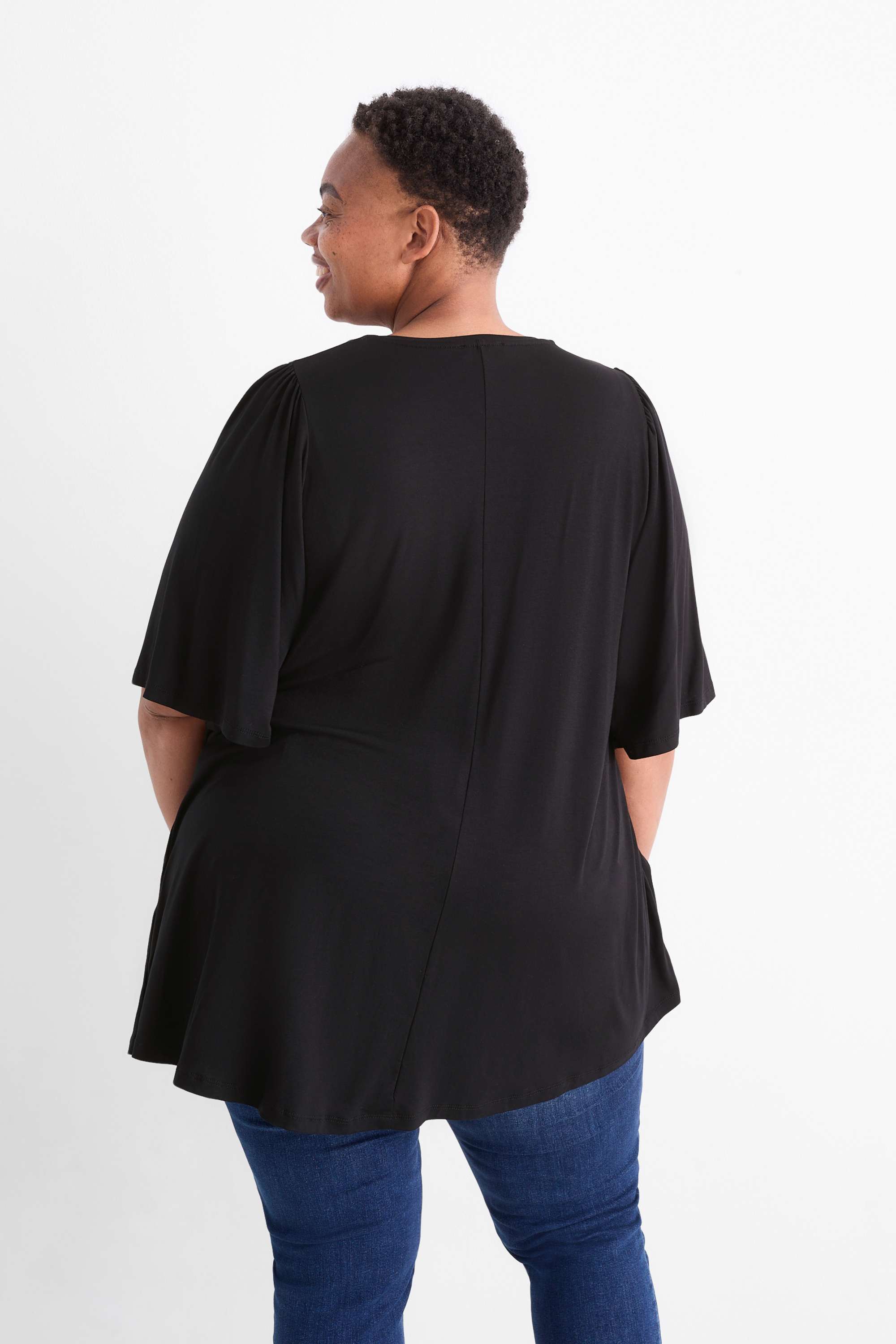 V-neck T-shirt black (2)