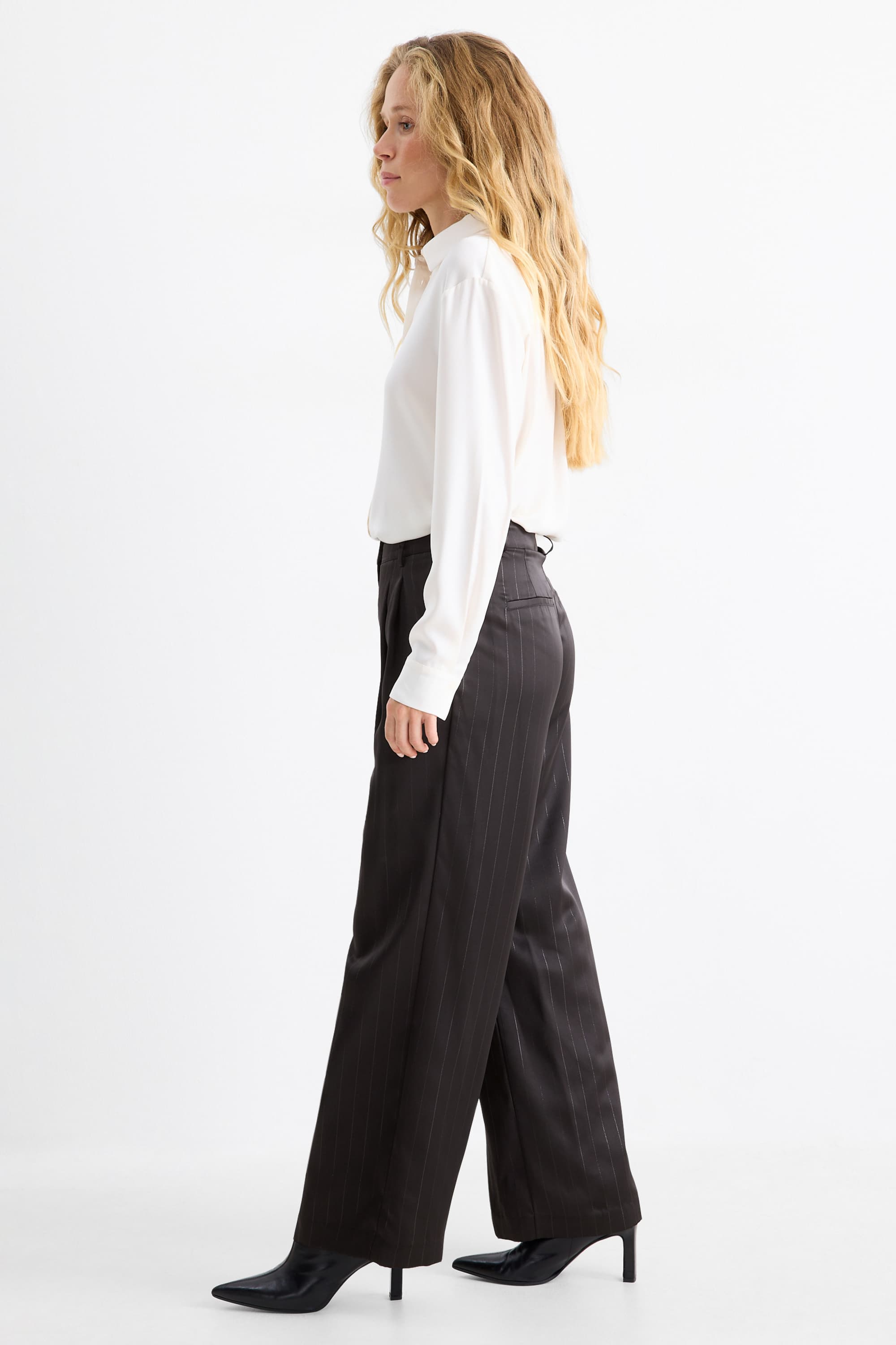 Satin trousers - mid-rise waist - wide leg - pinstripes black