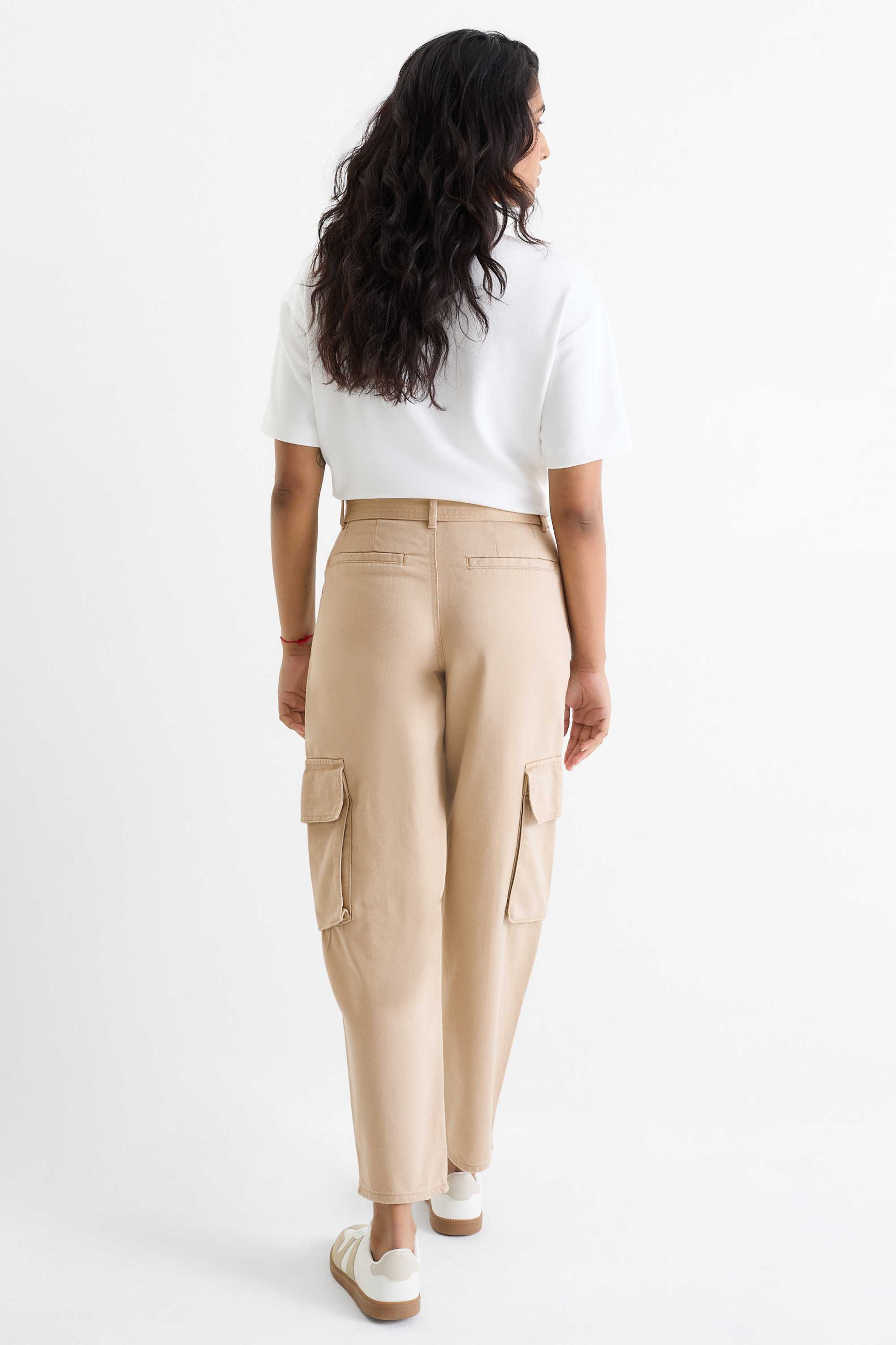 Cargo trousers with belt - high-rise waist - tapered fit beige