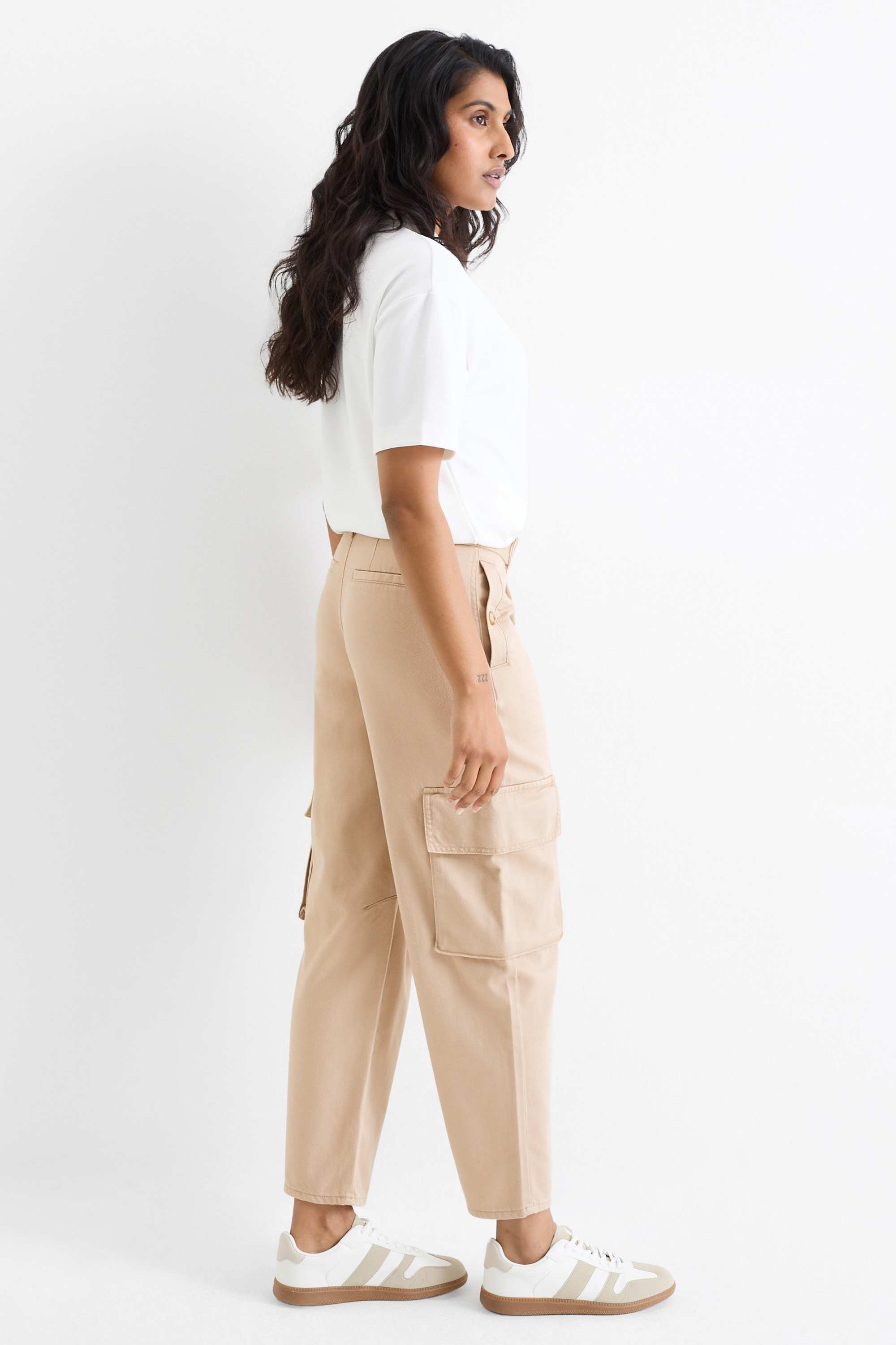 Cargo trousers with belt - high-rise waist - tapered fit beige