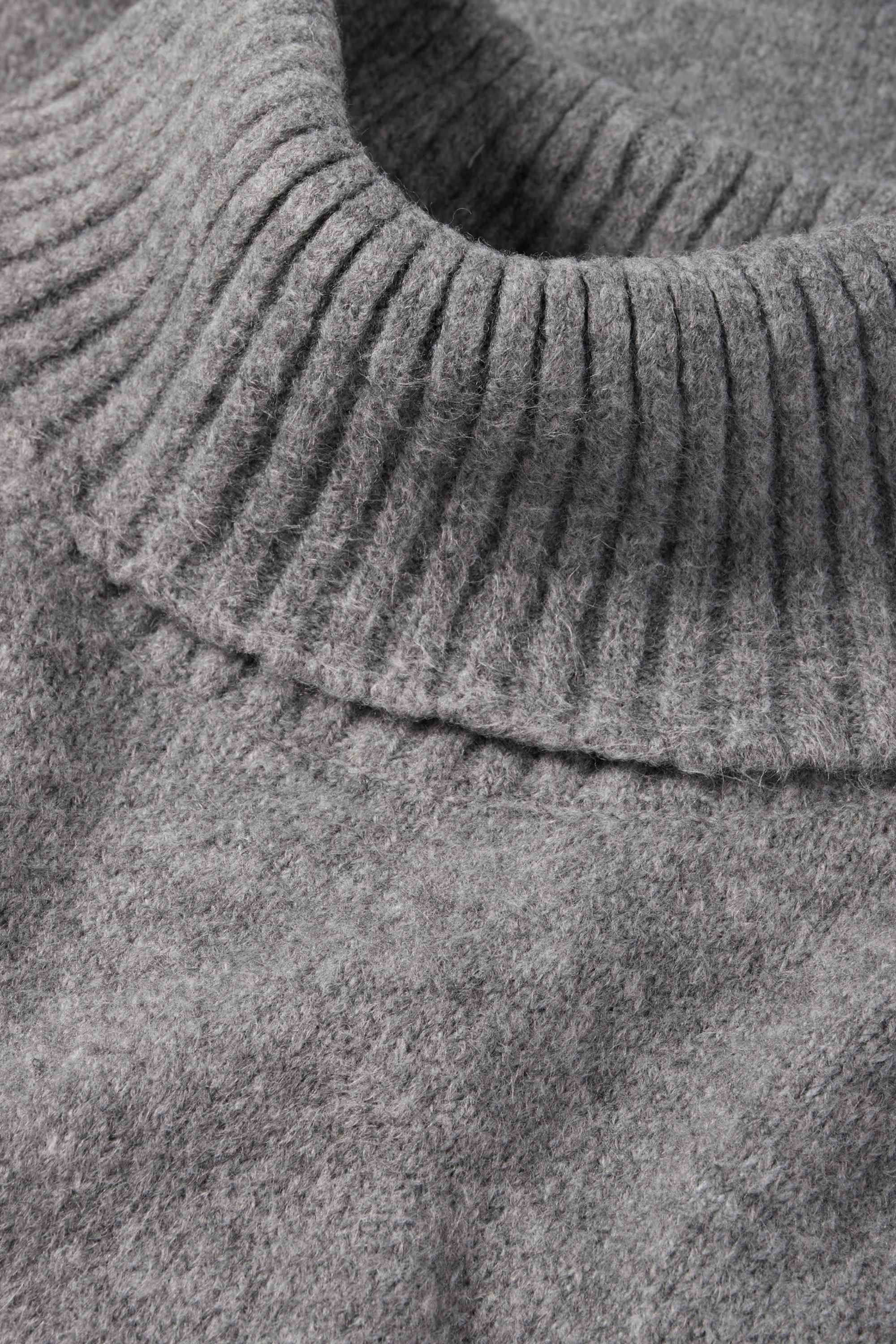 Knitted dress gray