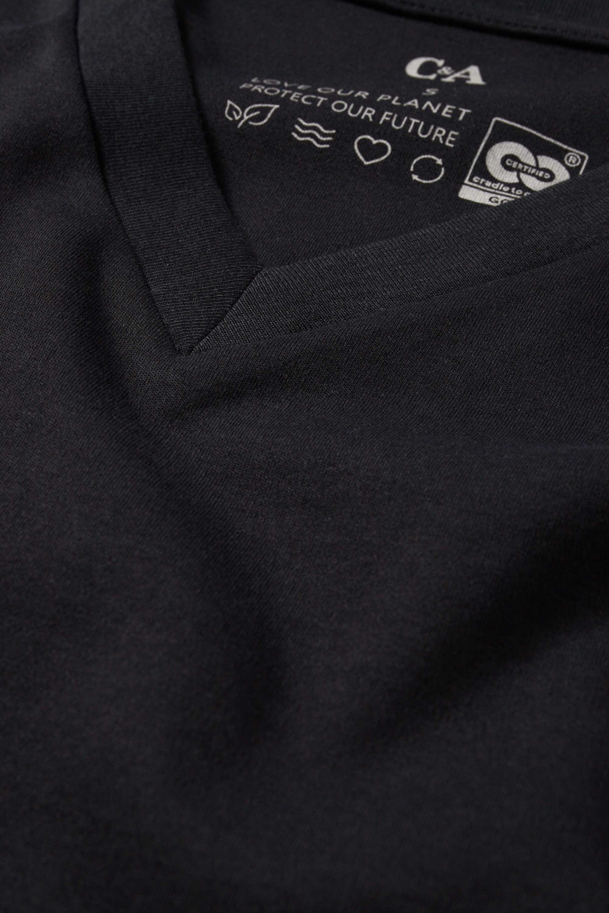 V-neck T-shirt - slim fit black