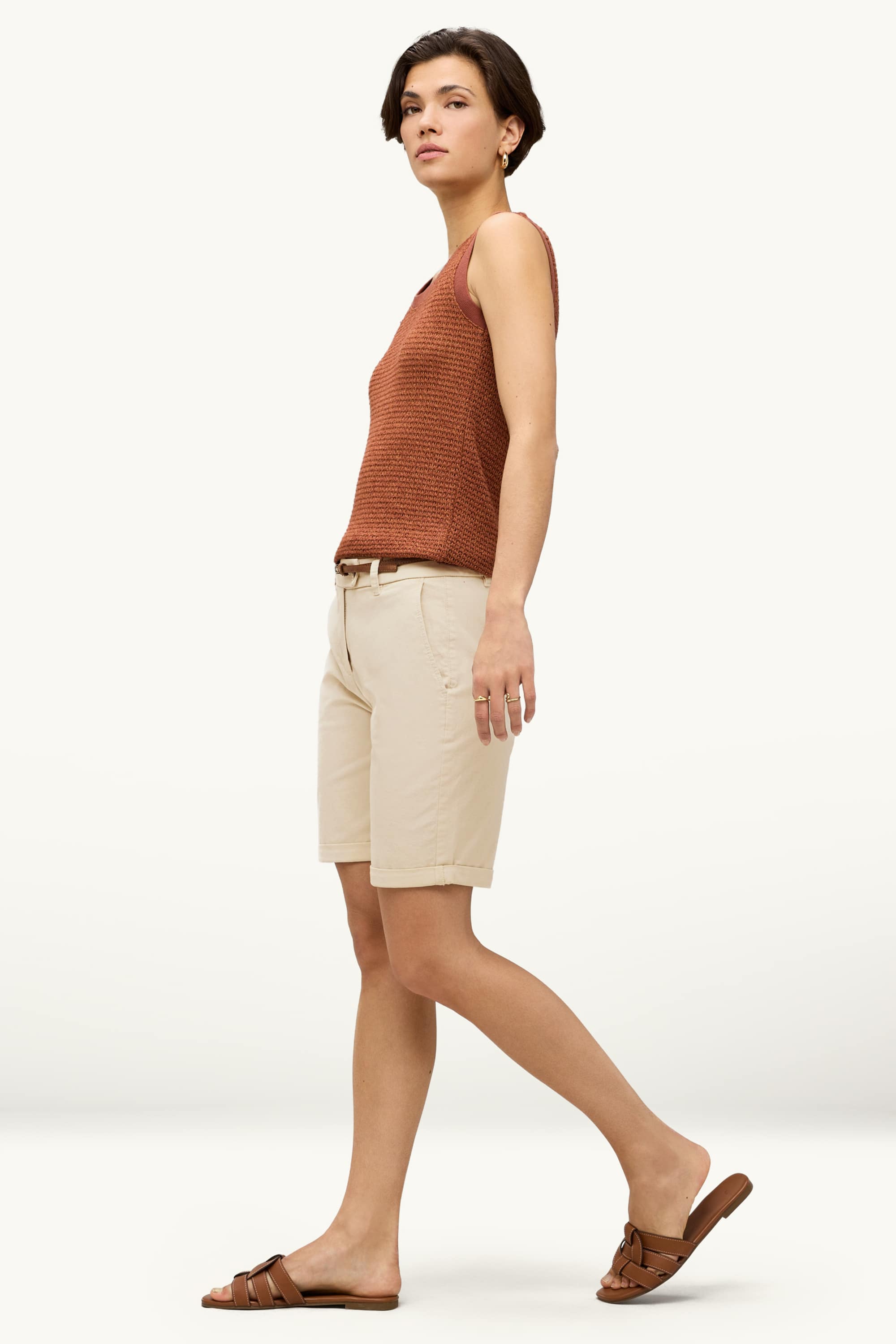 Bermuda shorts with belt - mid-rise waist beige
