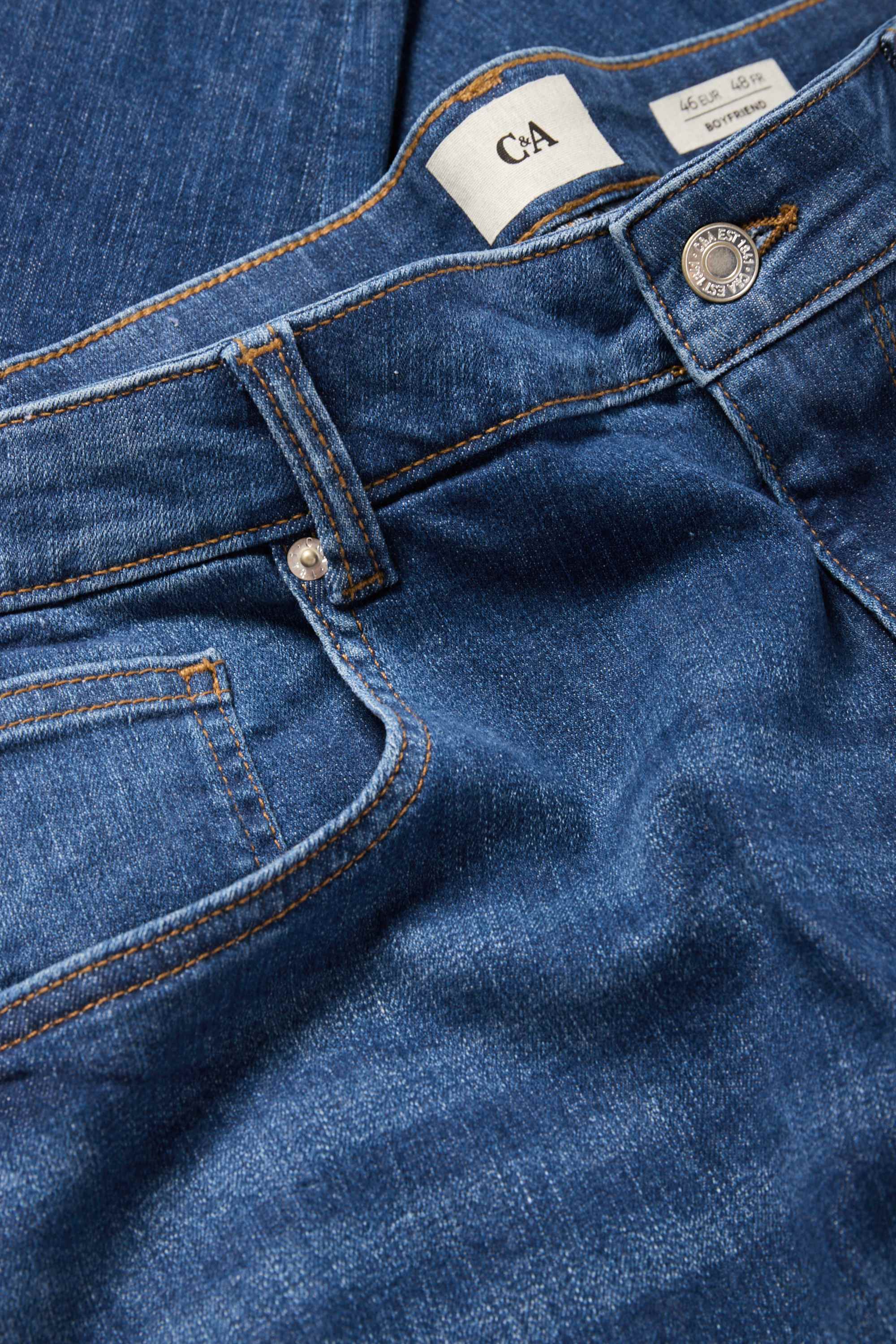Boyfriend jeans - mid-rise waist blue denim