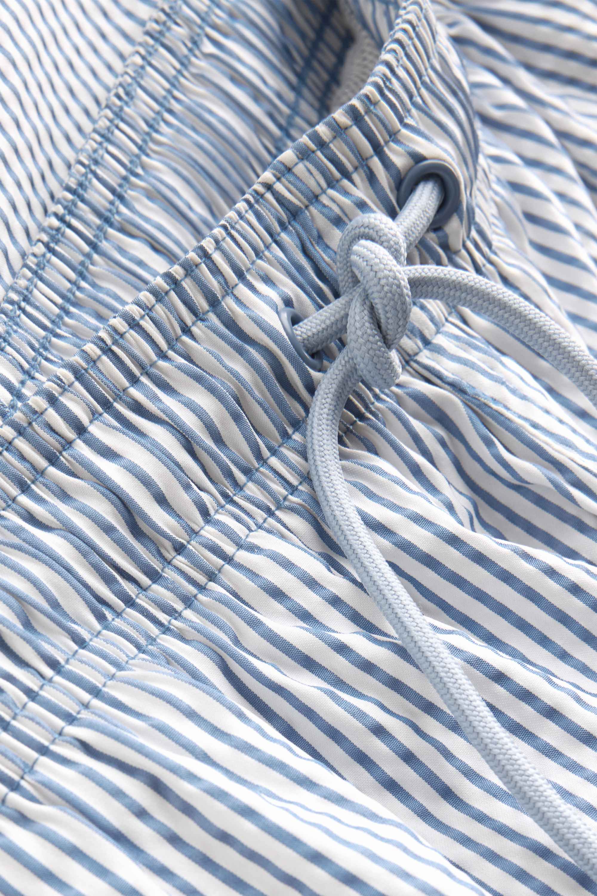 Swim shorts - textured blue / white