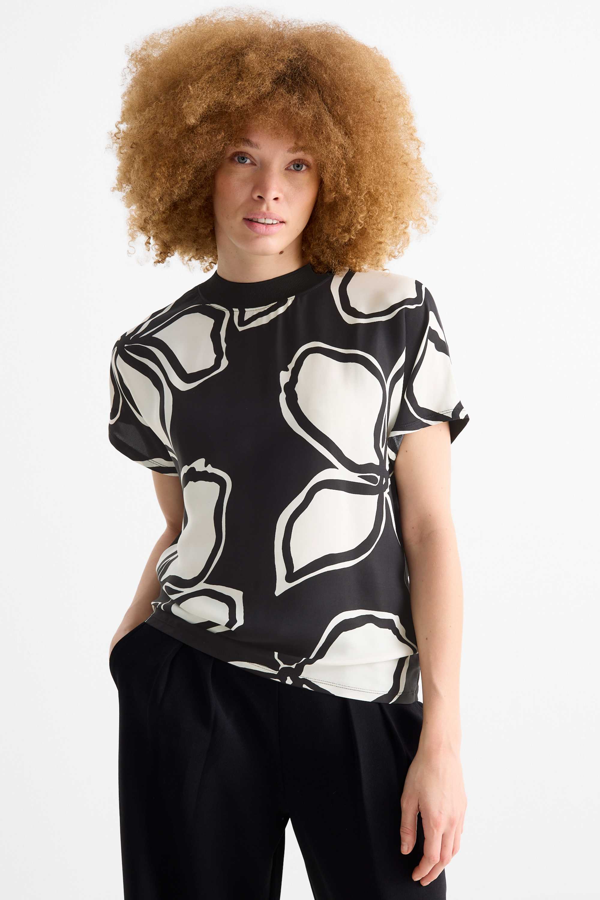 T-shirt - relaxed fit - floral black / beige (1)
