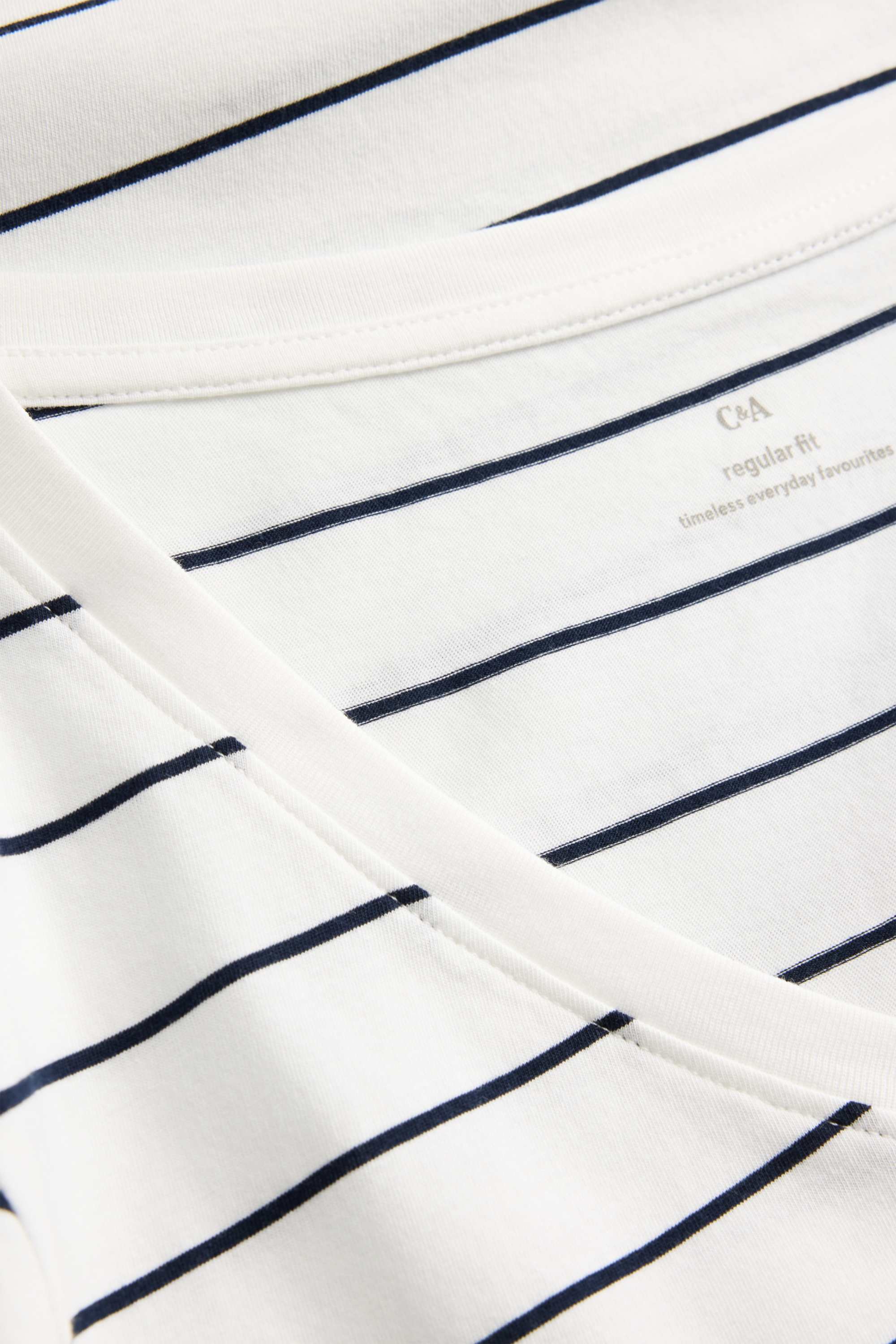 V-neck T-shirt - regular fit - striped white / black