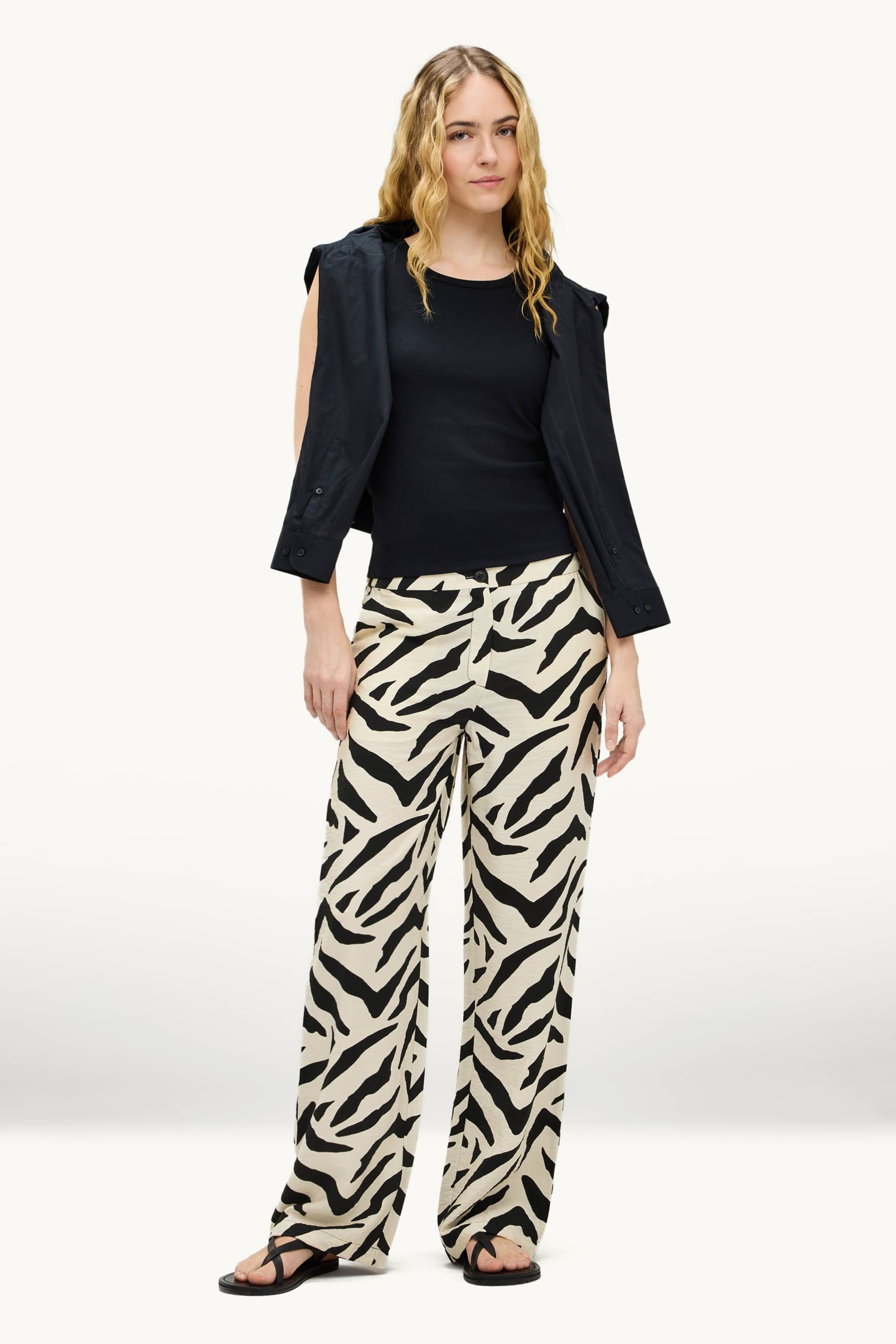 Cloth trousers - high waist - wide leg - patterned white / black