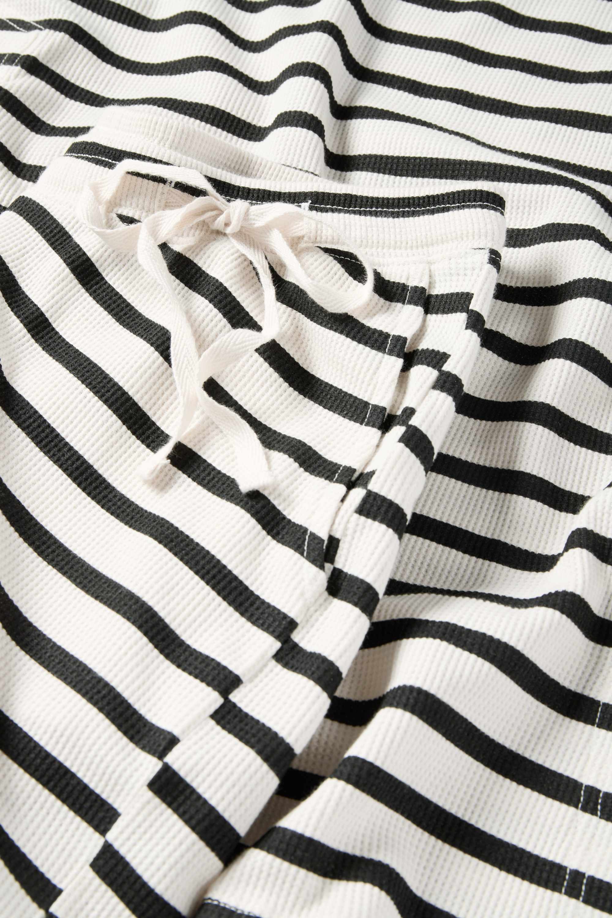 Short nursing pyjamas - striped - textured white / black
