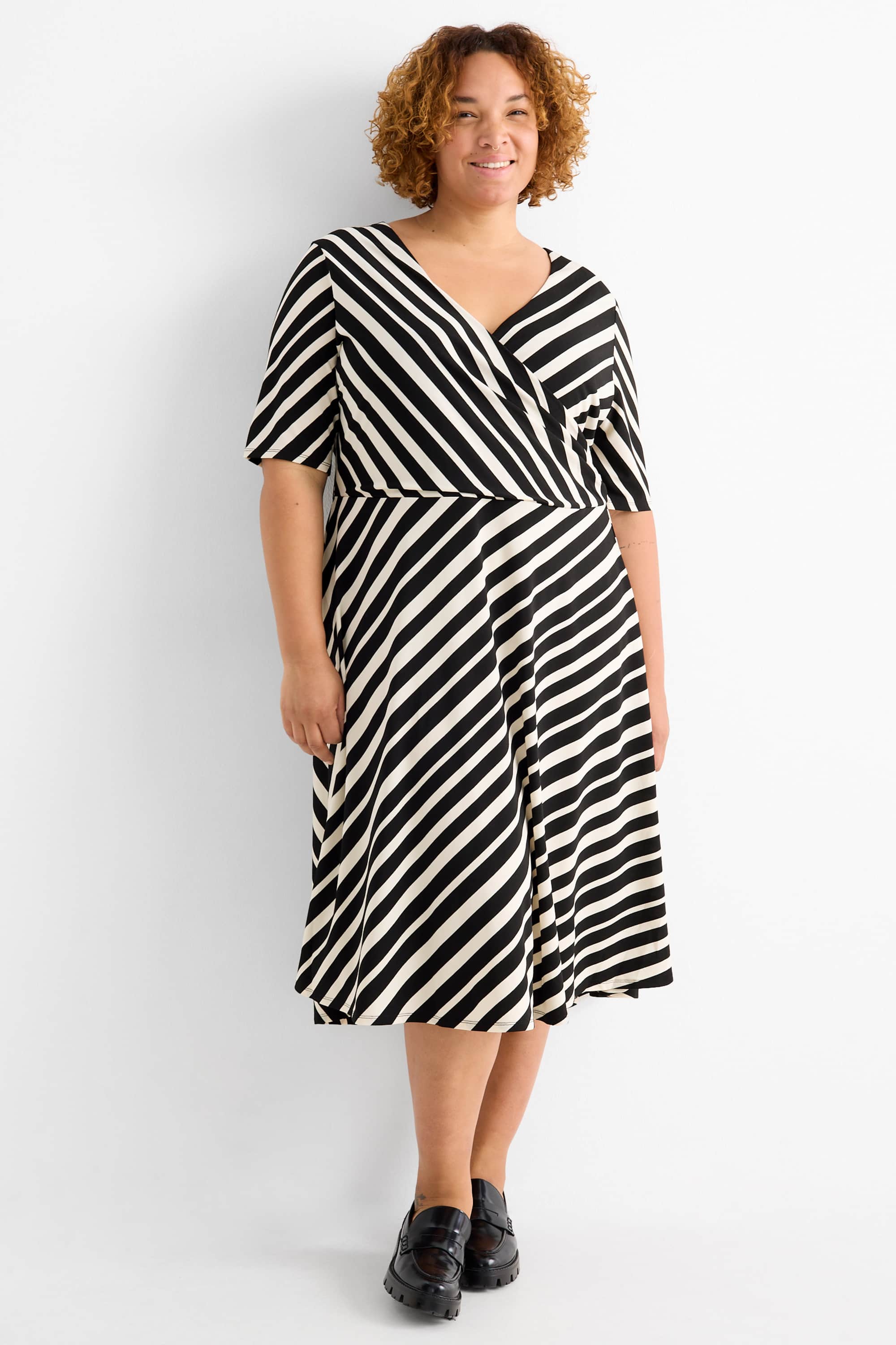 V-neck dress - straight fit - striped black / white