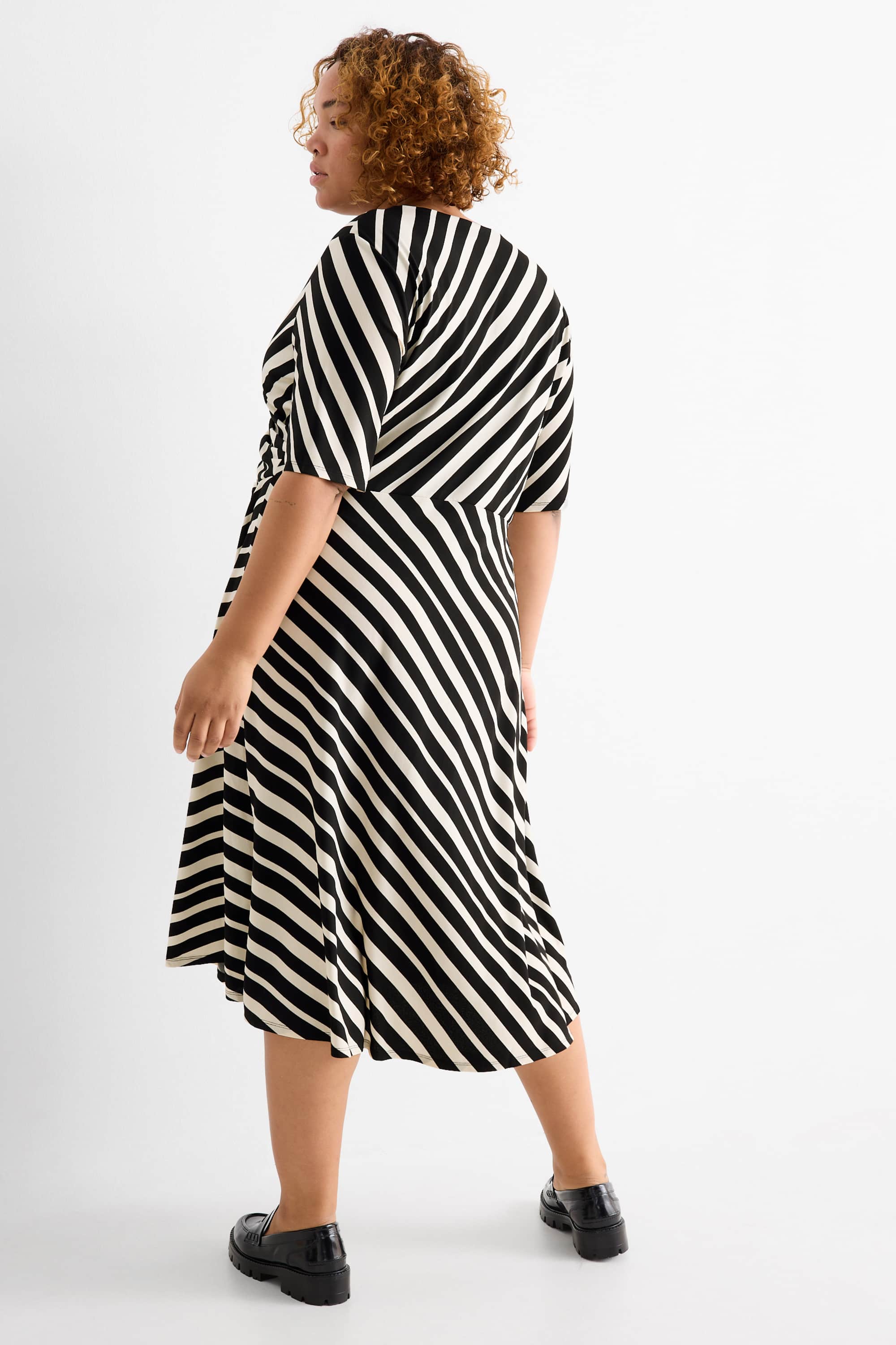 V-neck dress - straight fit - striped black / white