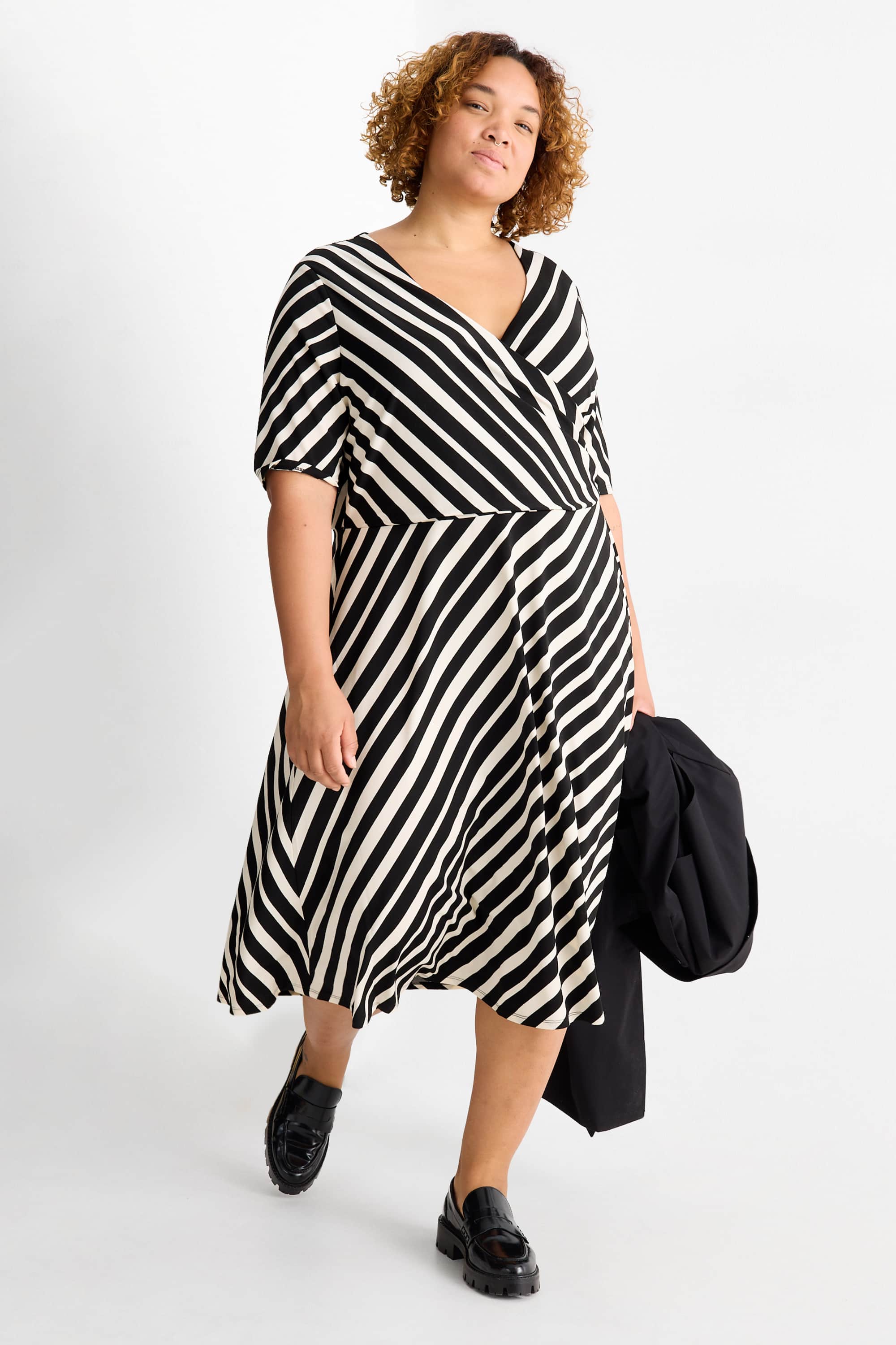 V-neck dress - straight fit - striped black / white