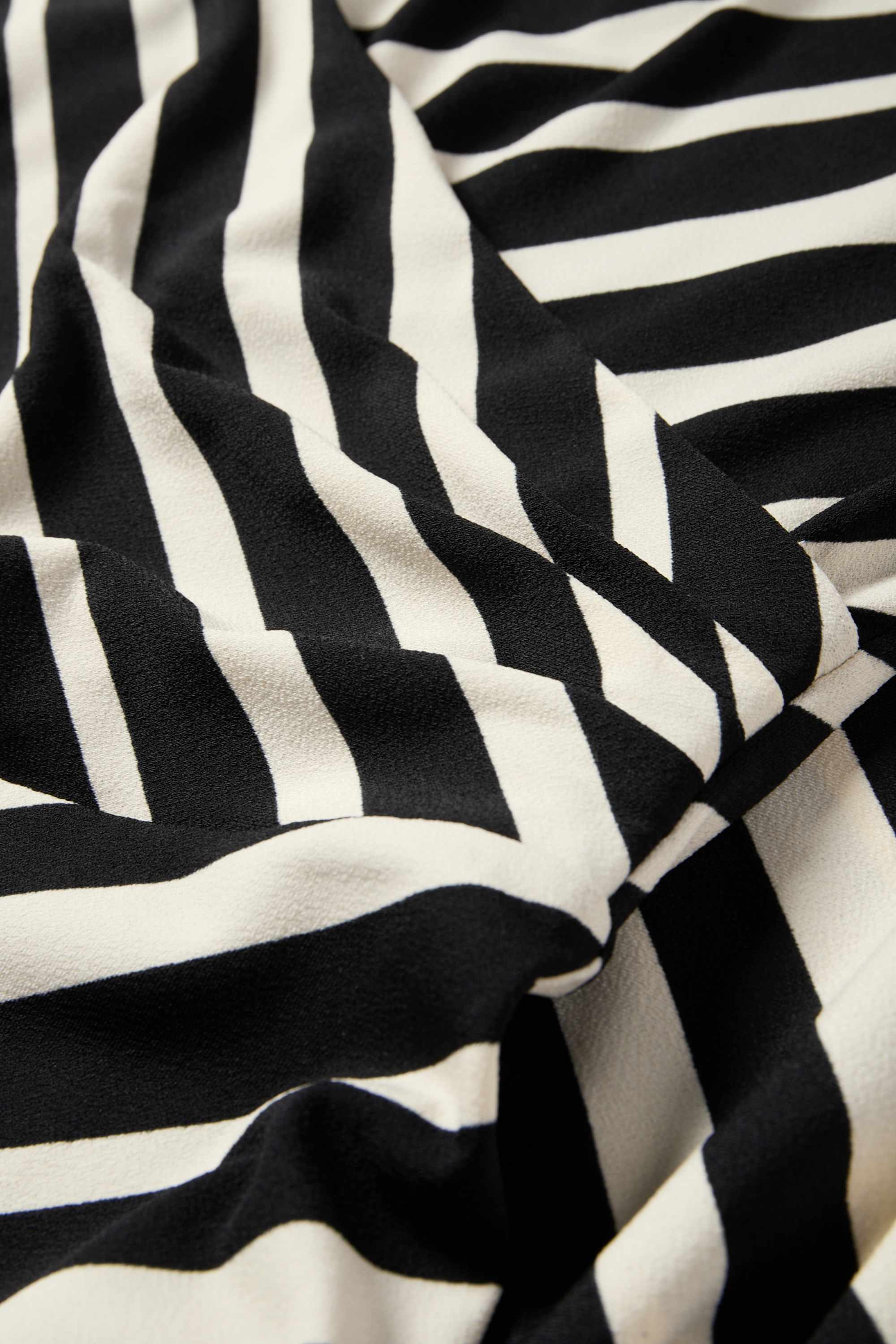 V-neck dress - straight fit - striped black / white