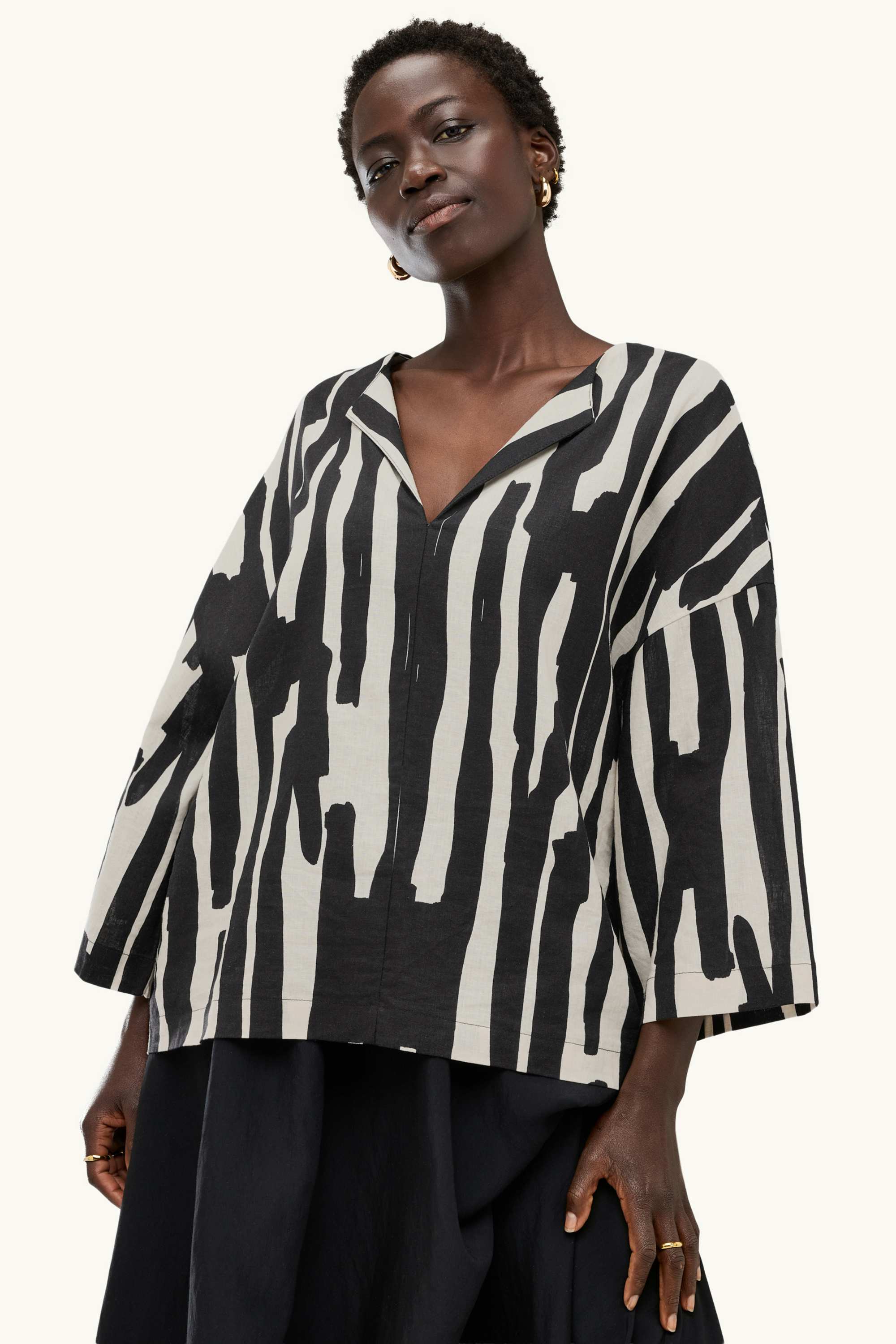 Blouse - linen blend - patterned black / beige