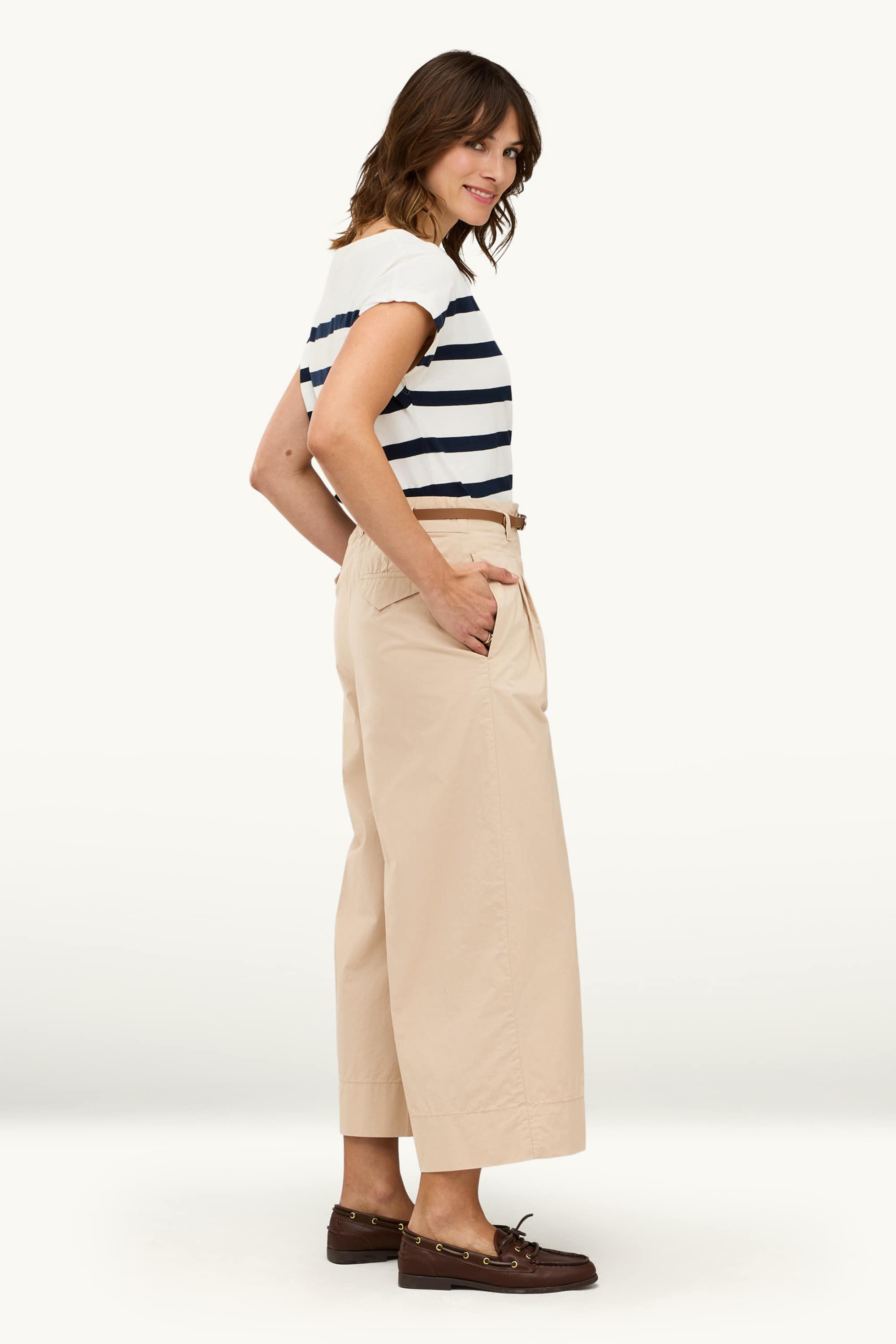 Cropped cloth trousers with belt - high waist - wide leg beige