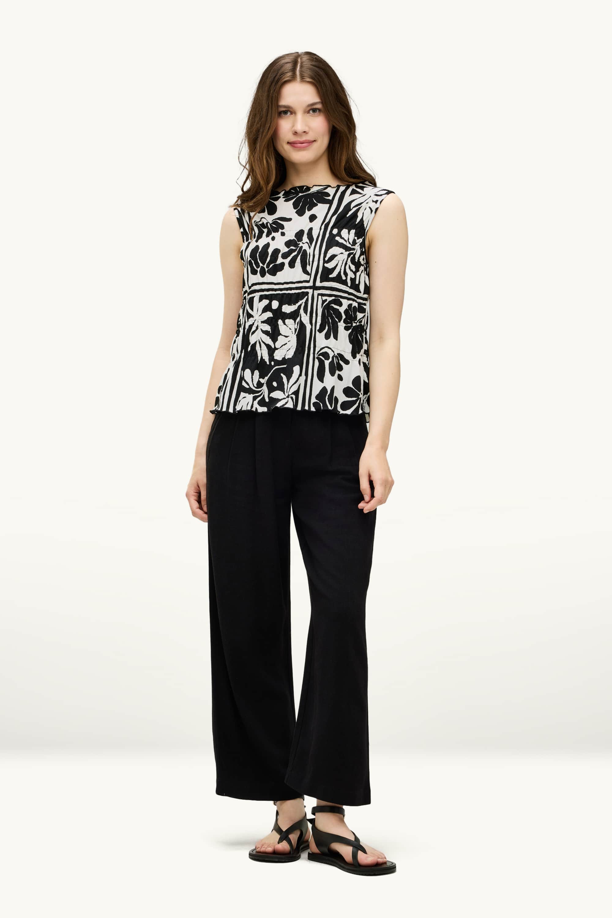 Top - floral - textured white / black