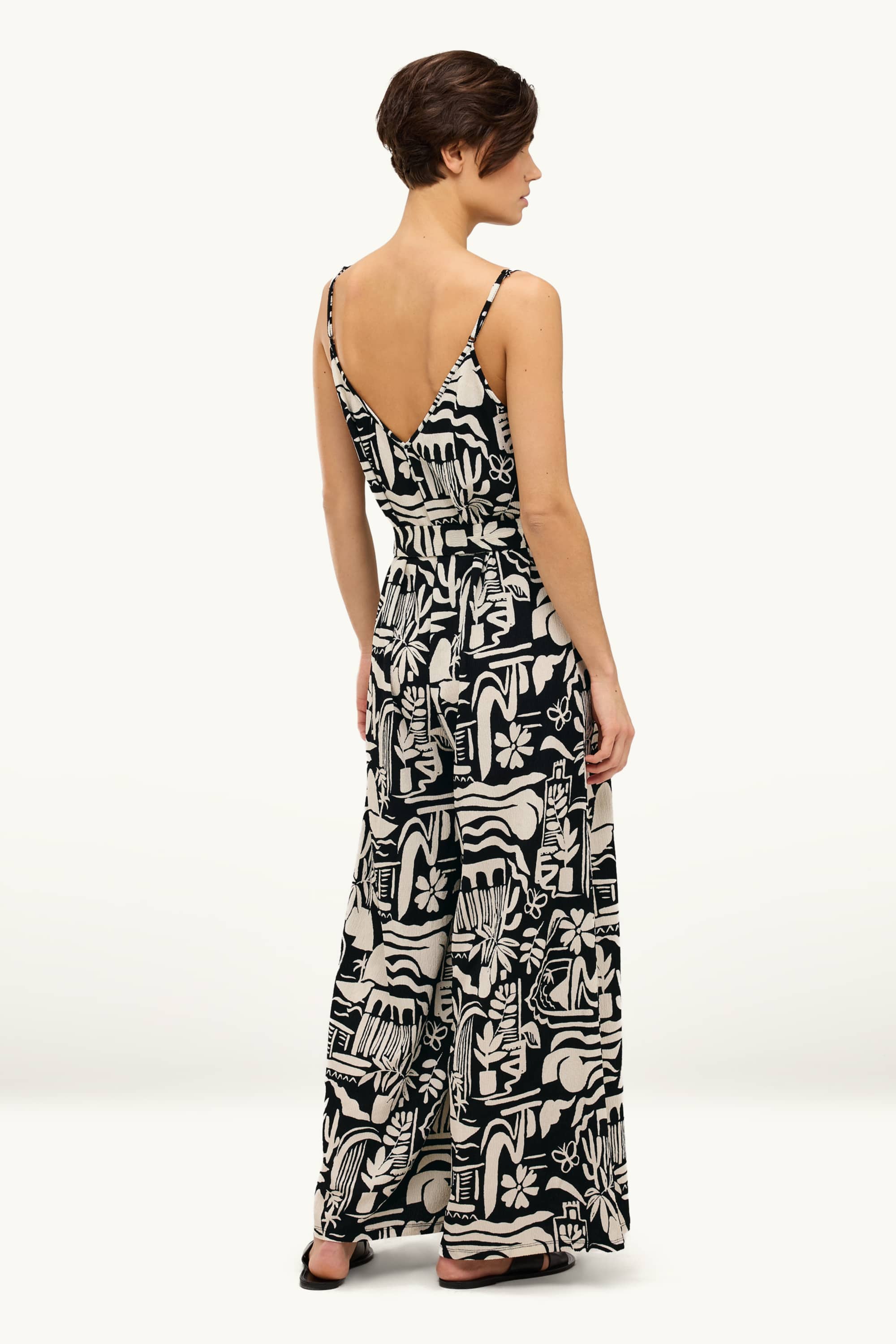 V-neck jumpsuit and belt - patterned black / white