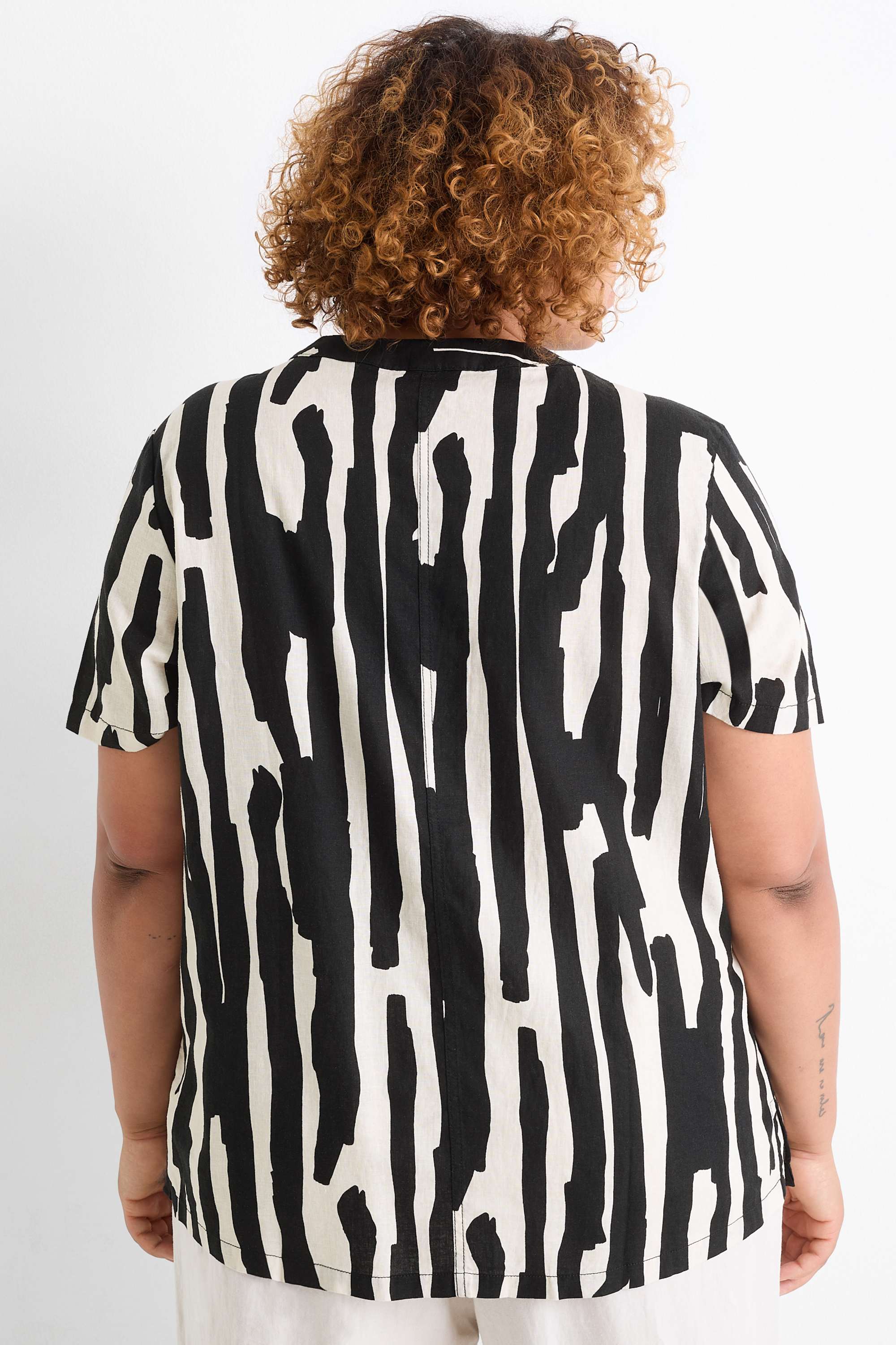 V-neck blouse - linen blend - patterned black / beige