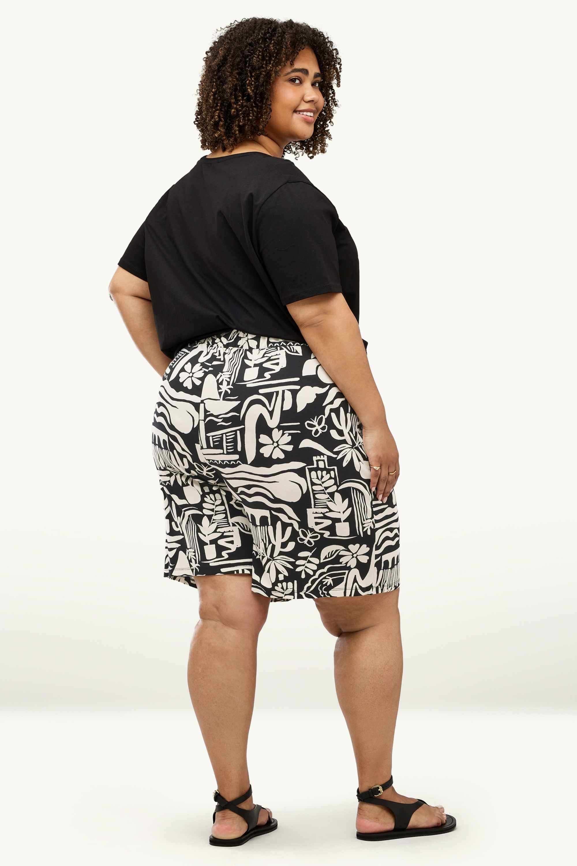 Shorts - mid-rise waist - patterned white / black