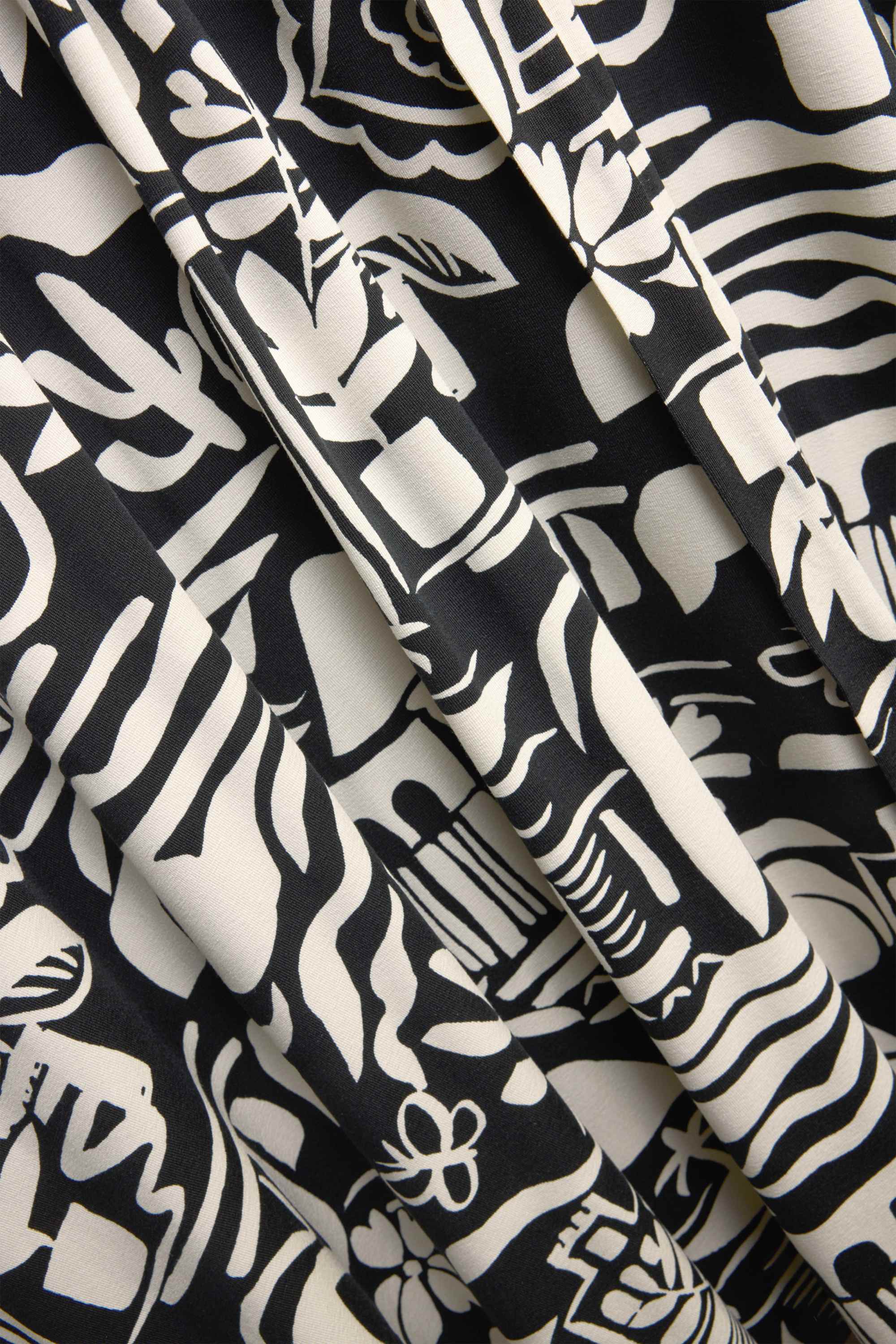 A-line dress with V-neck - patterned black / white