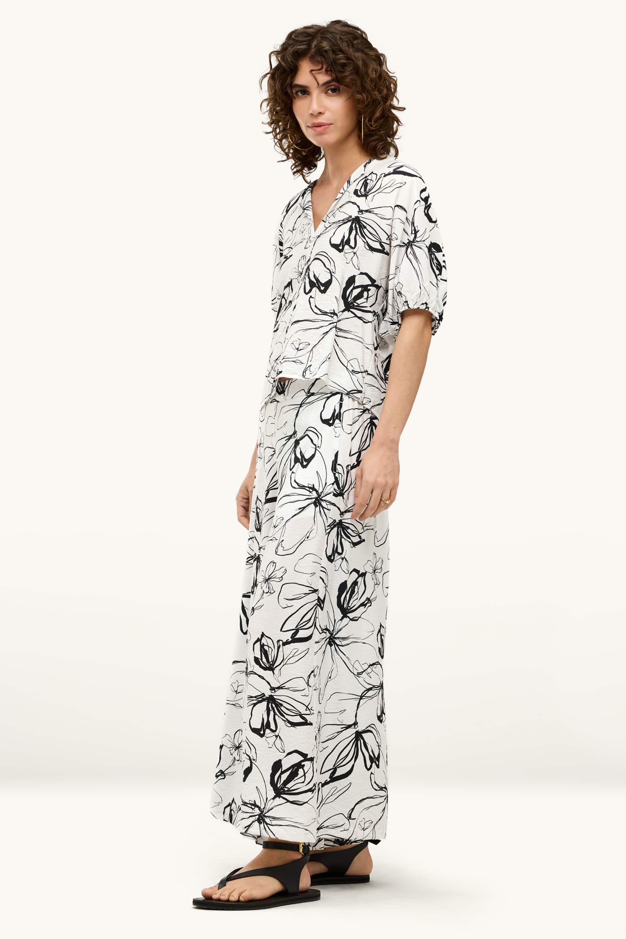 Cropped cloth trousers - high waist - palazzo - floral white / black