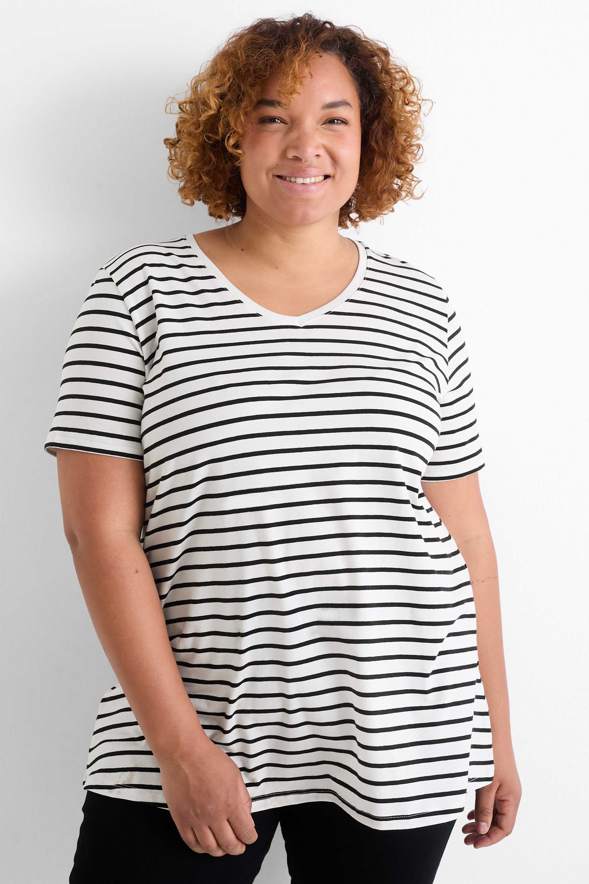 V-neck T-shirt- striped black / white (5)