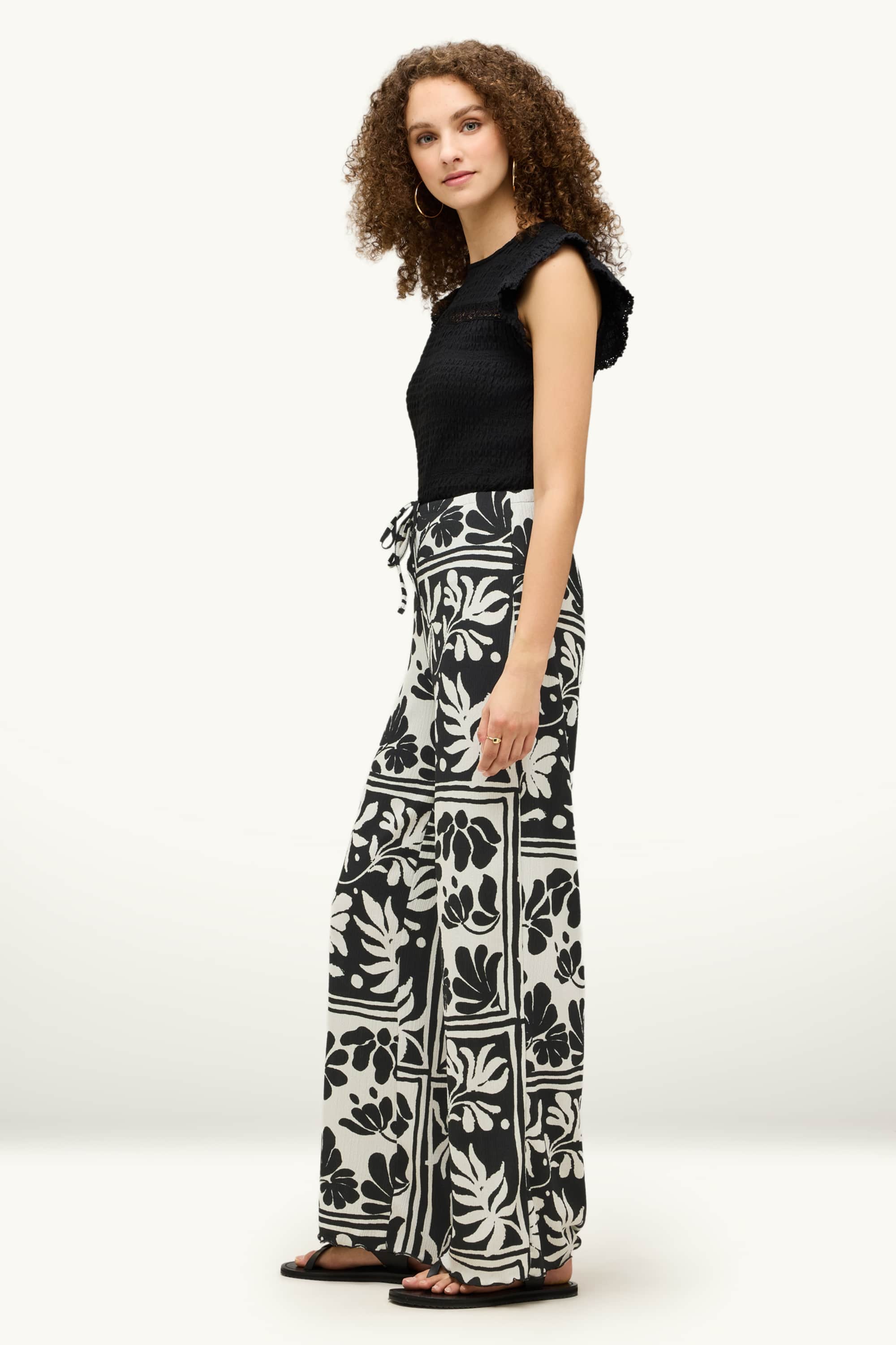 Cloth trousers - high-rise waist - straight fit - floral white / black