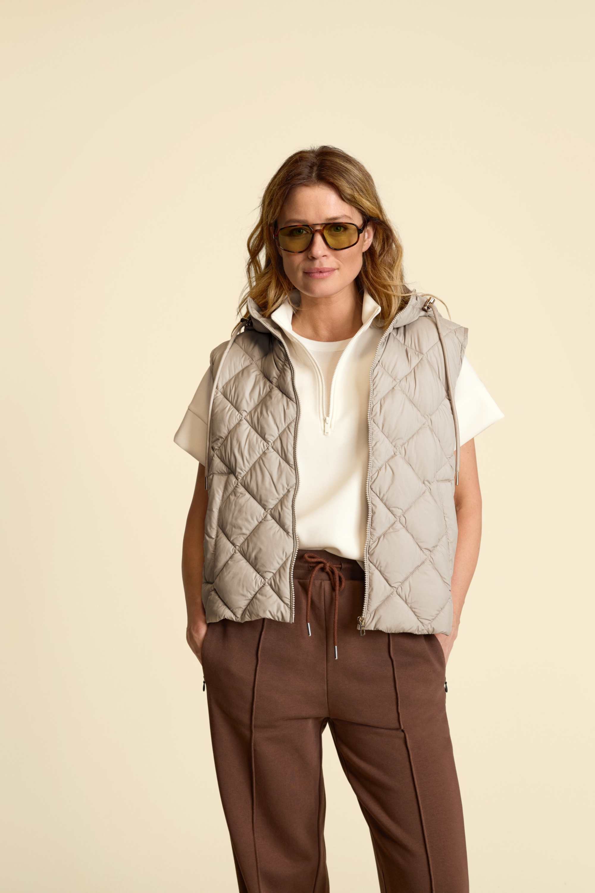 Quilted gilet with hood - water-repellent brown