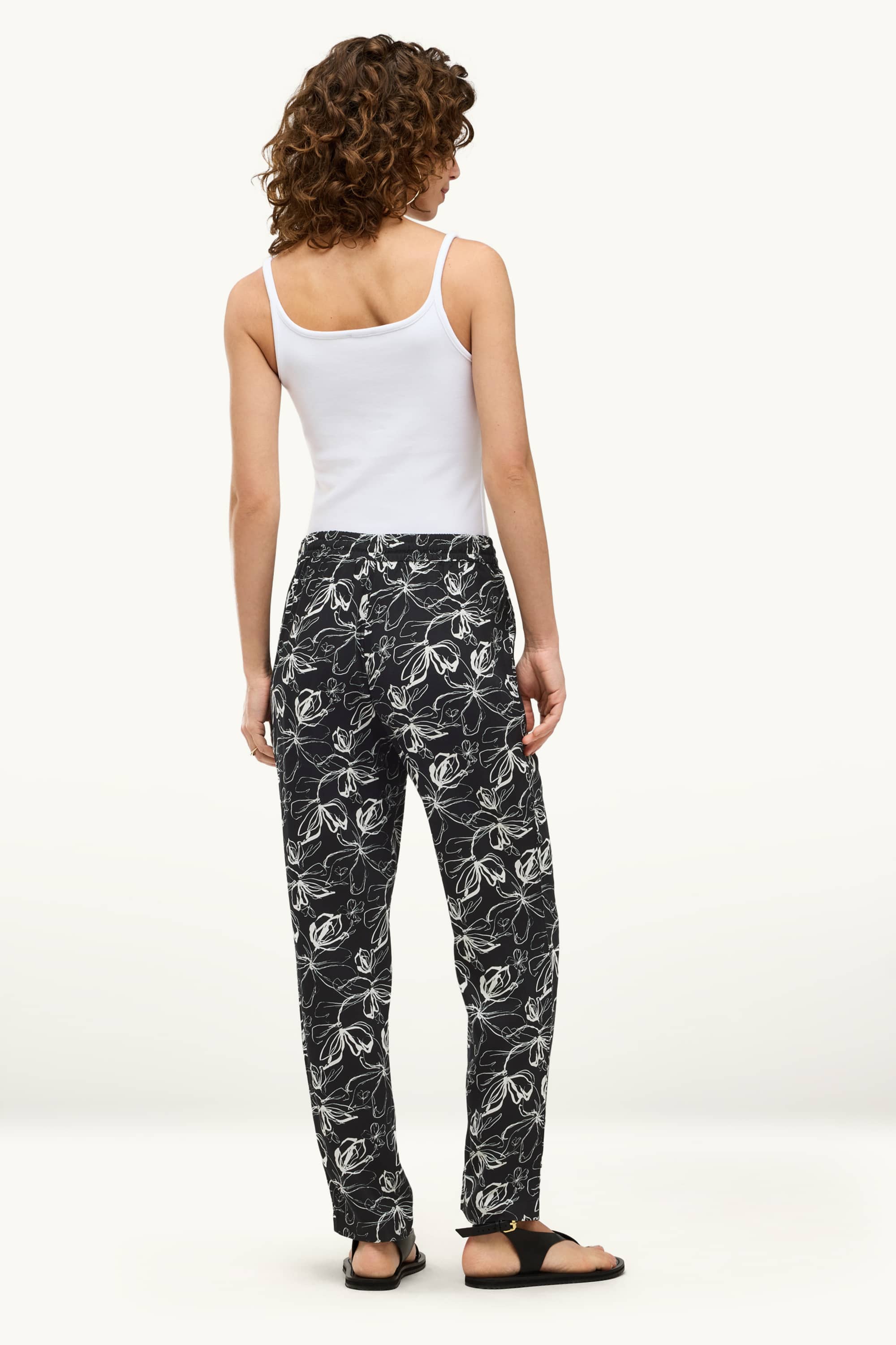 Cloth trousers - mid-rise waist - tapered fit - floral white / black