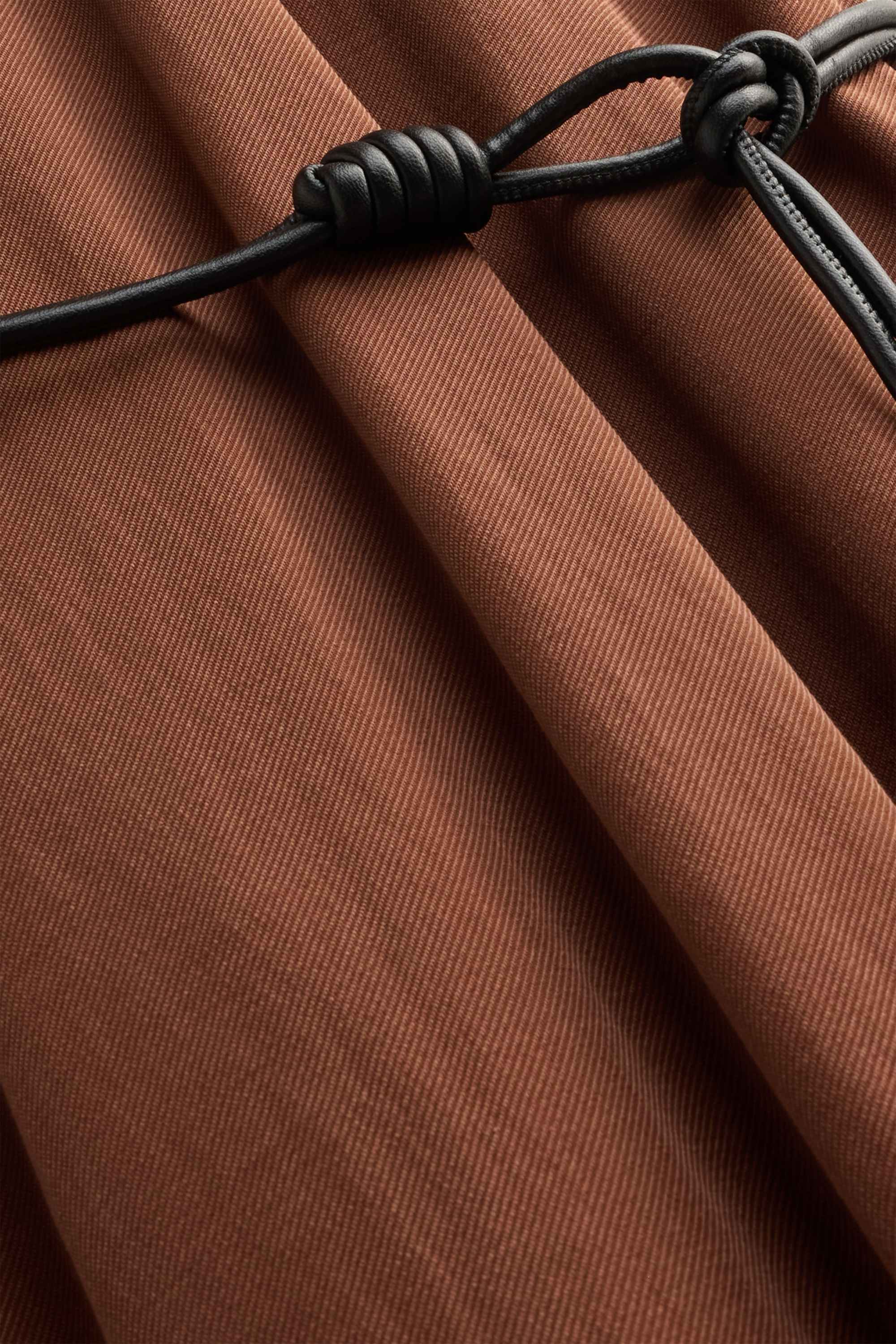 Fit & flare dress with belt and V-neck brown