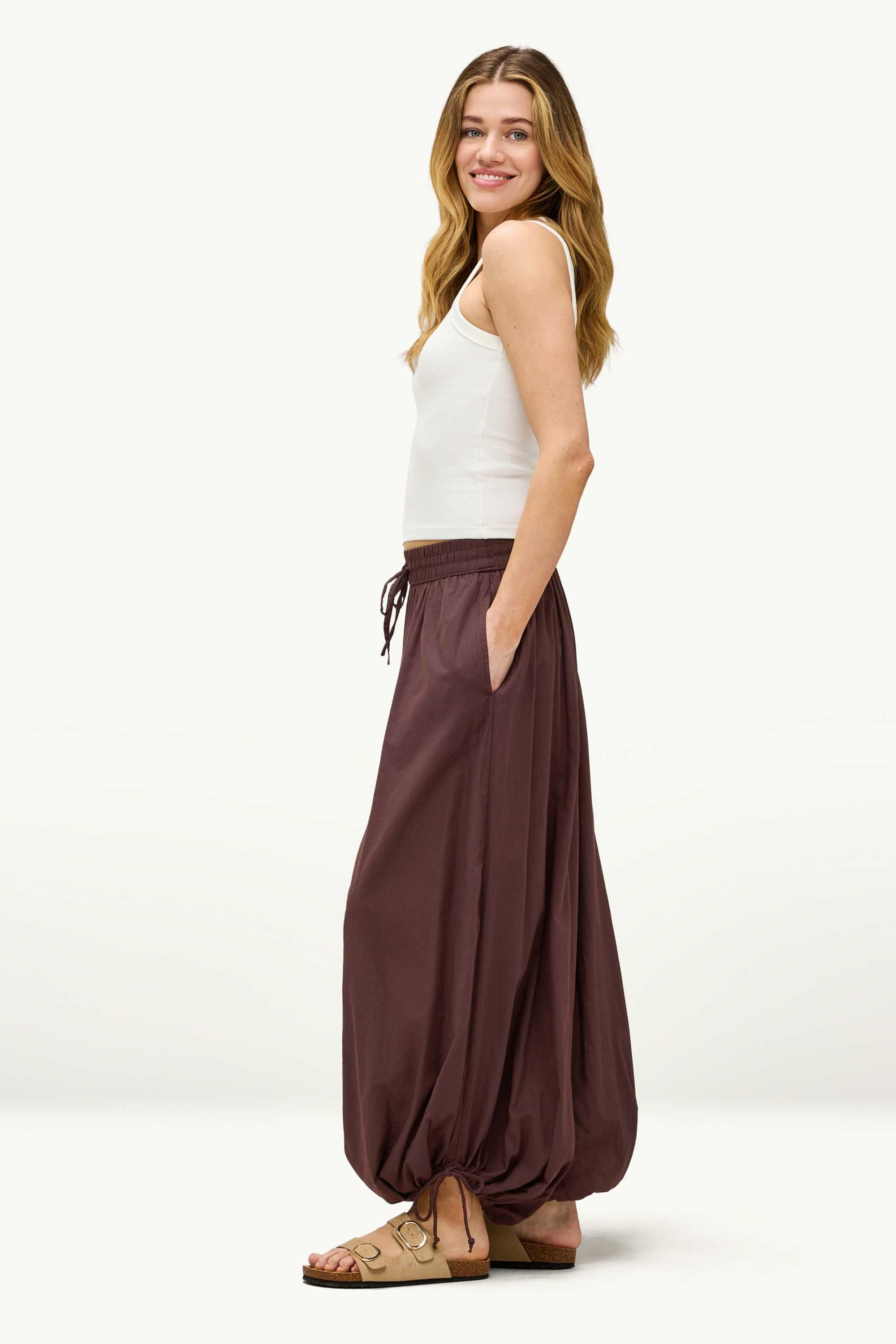 Harem trousers - mid-rise waist - balloon leg brown