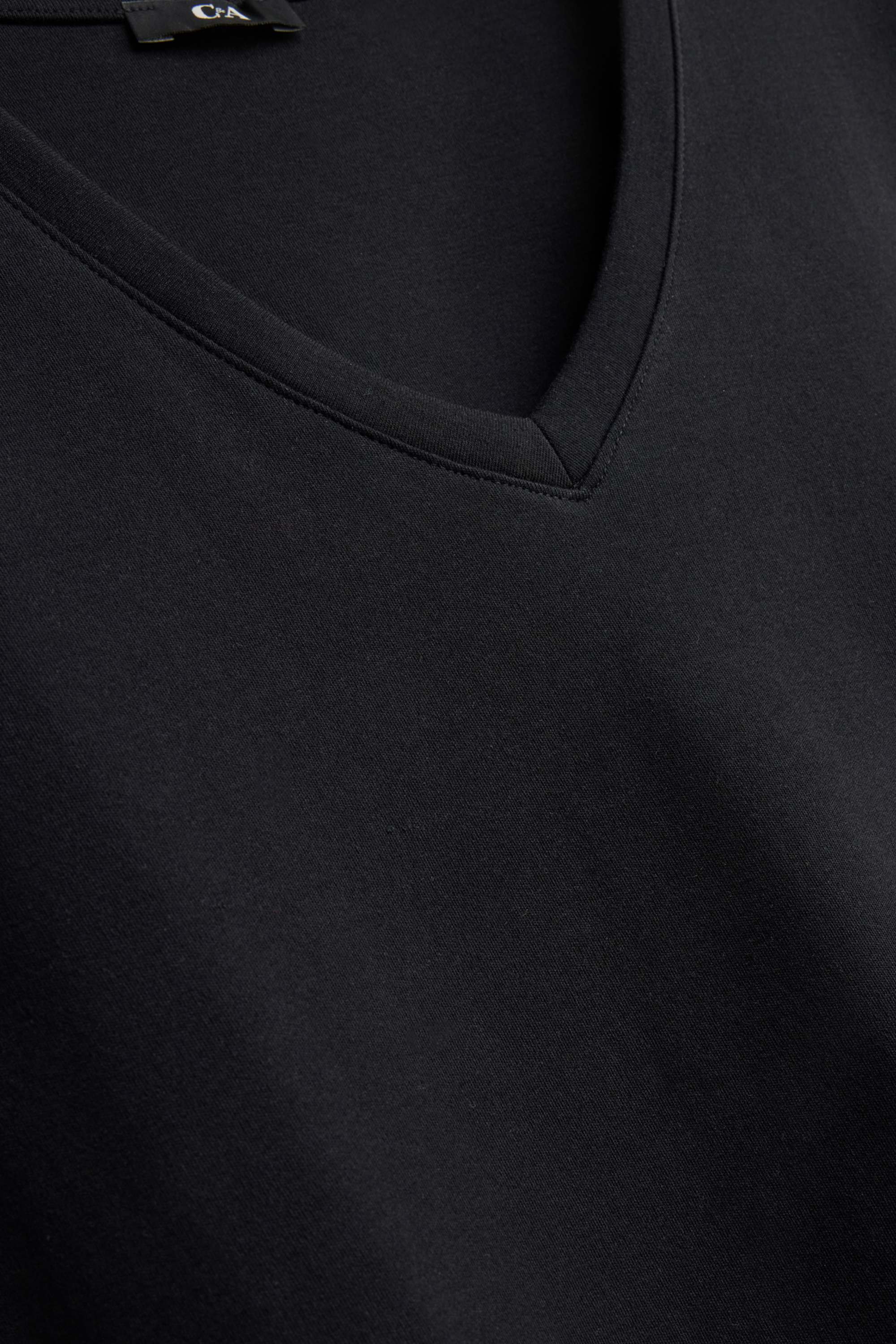 T-shirt black