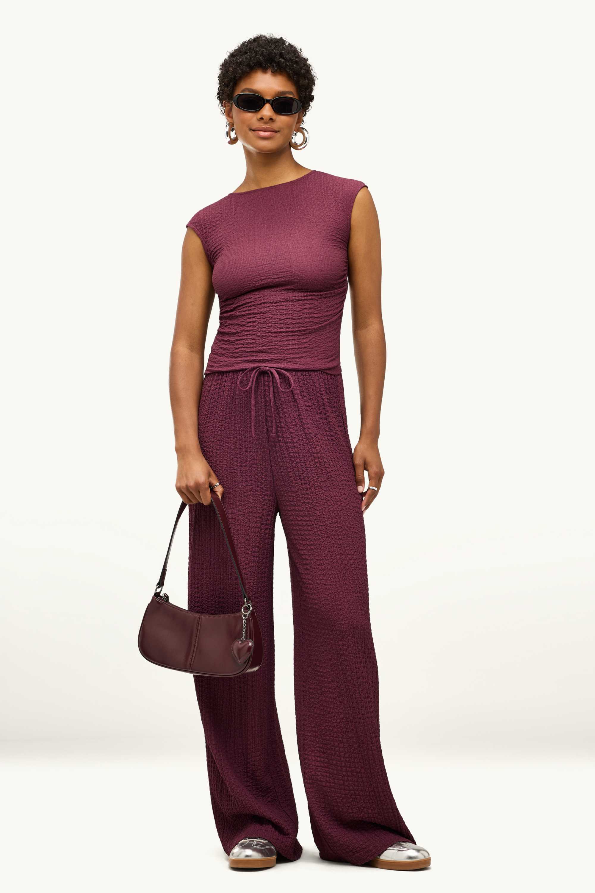 Cloth trousers - mid-rise waist - loose fit - textured dark red