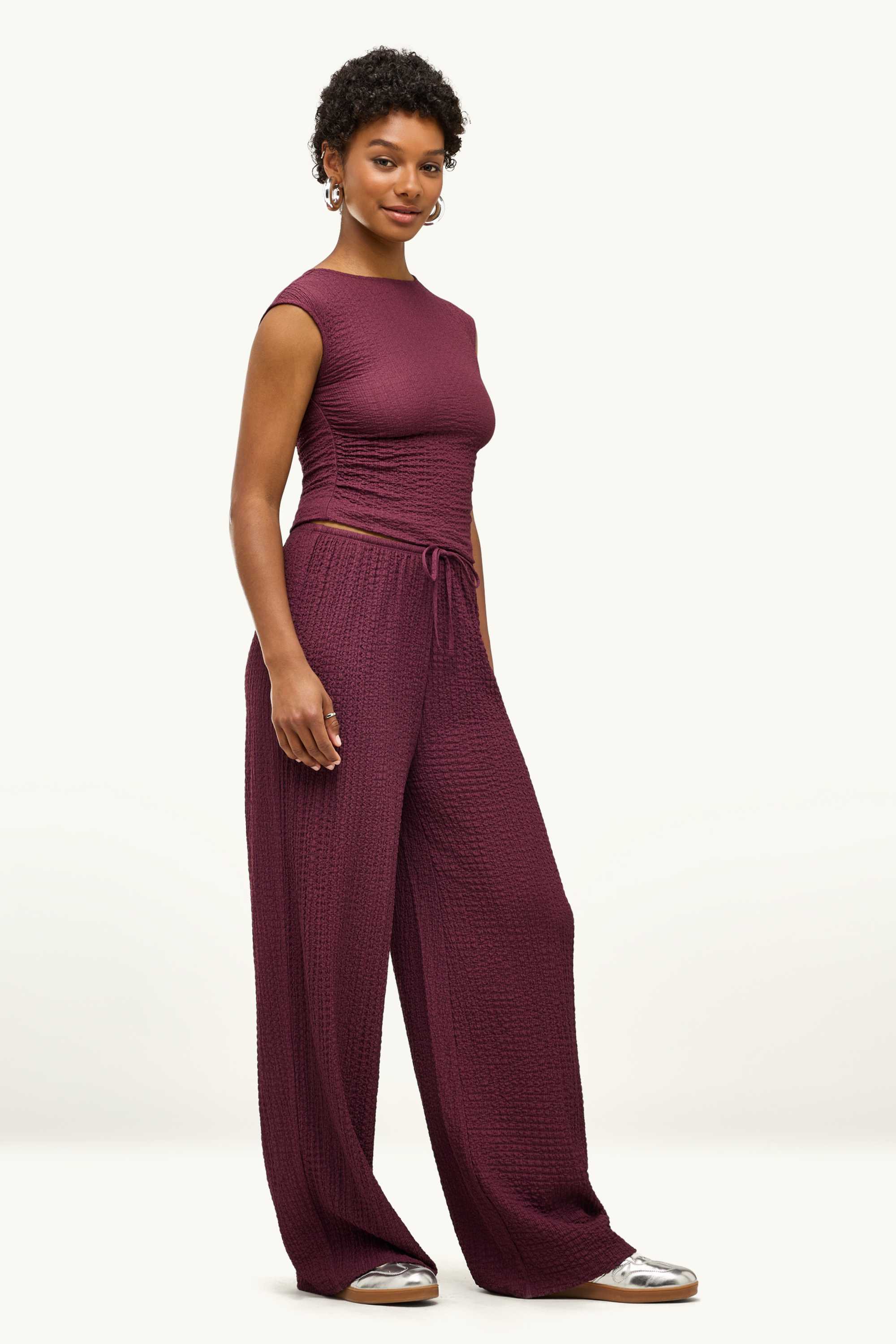Cloth trousers - mid-rise waist - loose fit - textured dark red