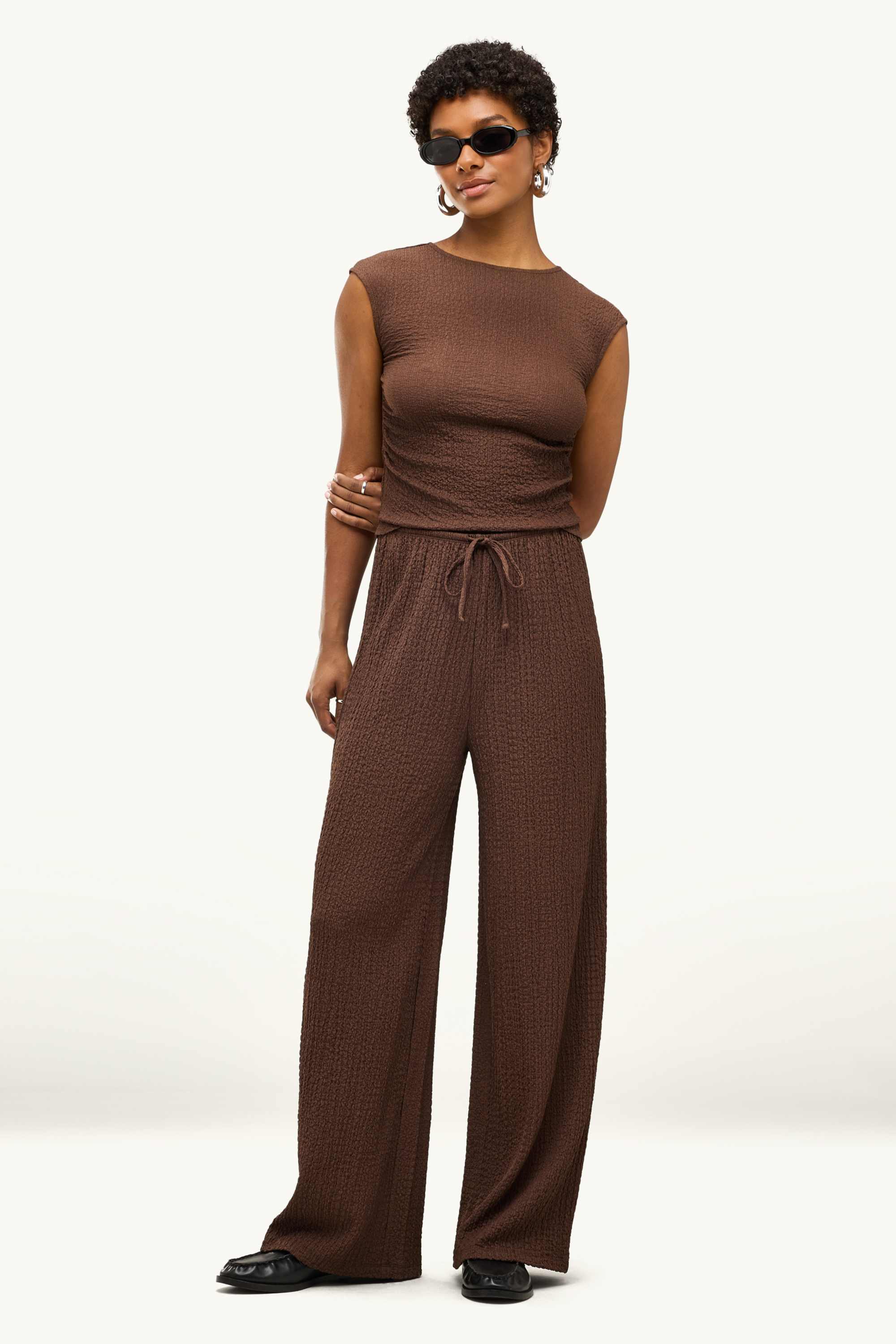 Cloth trousers - mid-rise waist - loose fit - textured dark brown