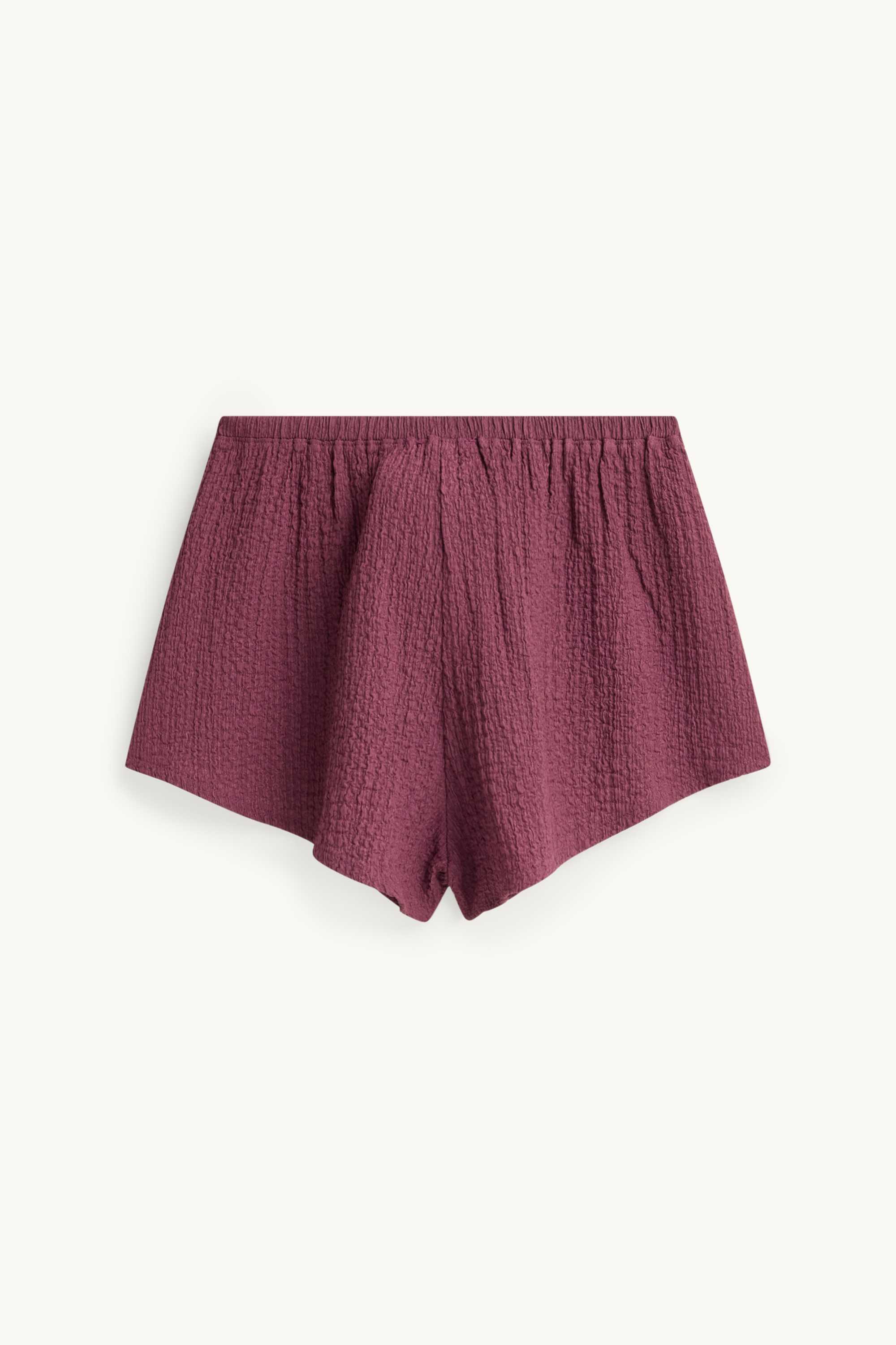 Shorts - mid-rise waist - textured dark red