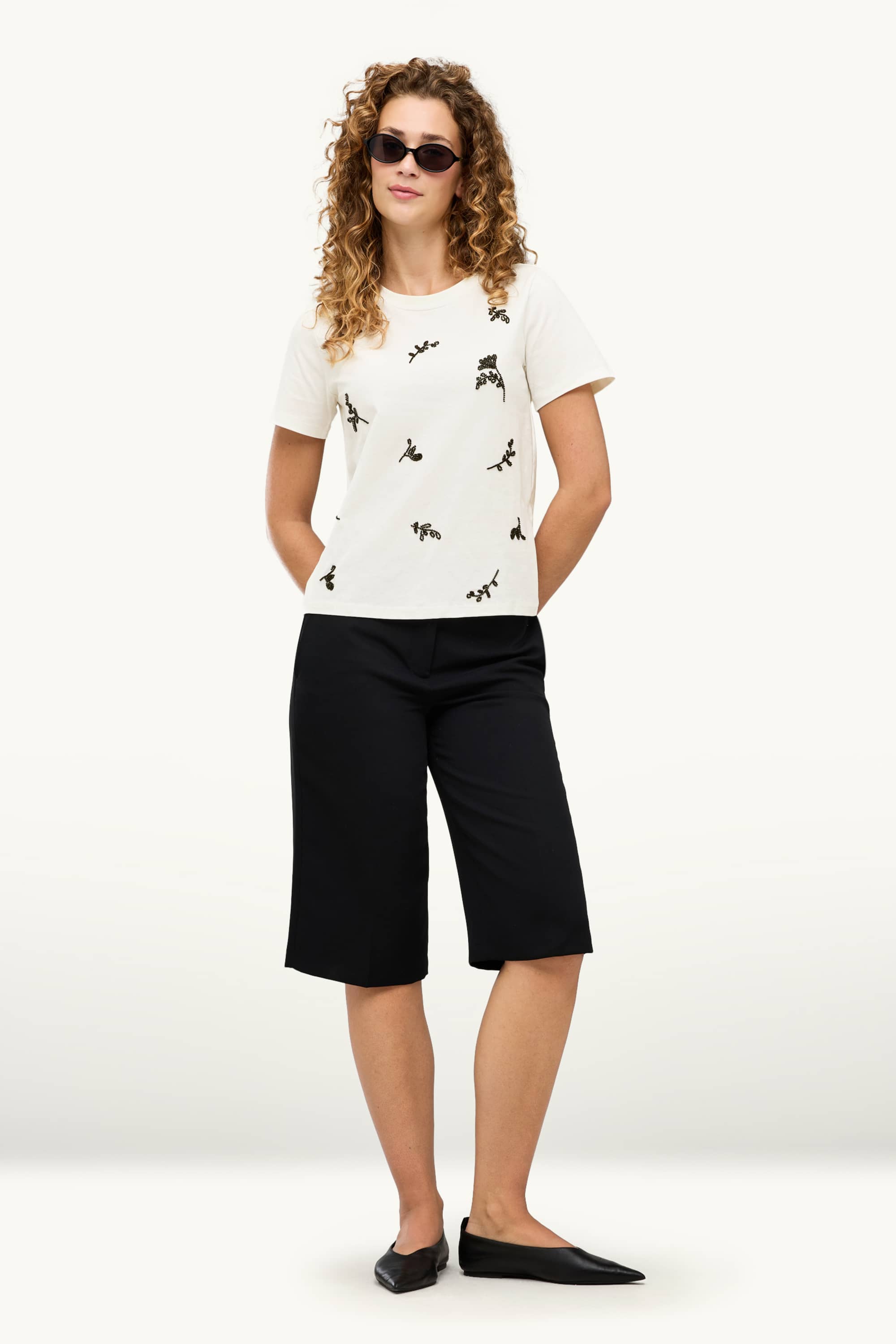 T-shirt with beads - regular fit white / black
