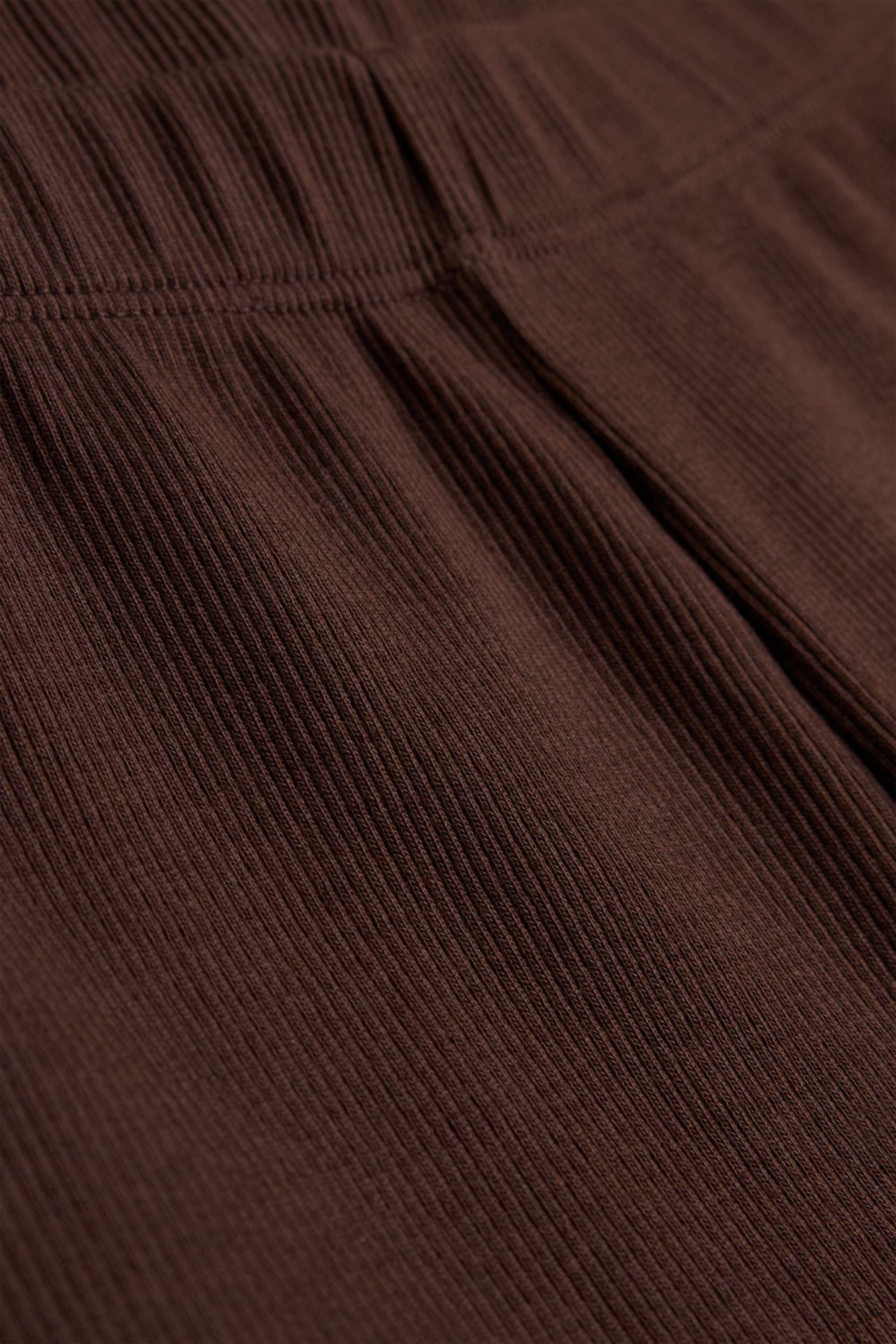 Shorts - mid-rise waist - ribbed dark brown