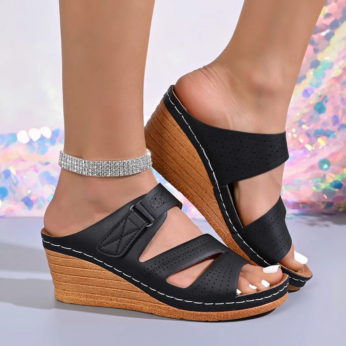 Stabile Damen-Keilsandalen – bequem und verstellbar – Schwarz