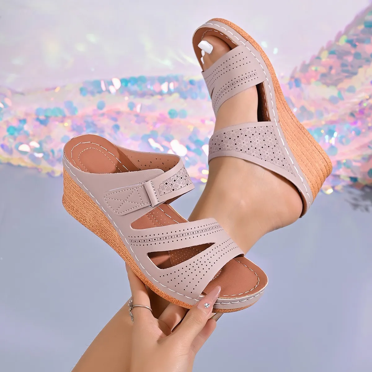 Stabile Damen-Keilsandalen – bequem und verstellbar – Beige