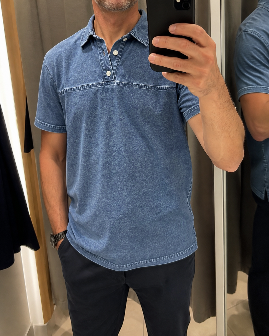 Anprobe mit dem Herren-Sommer-Set in Blau