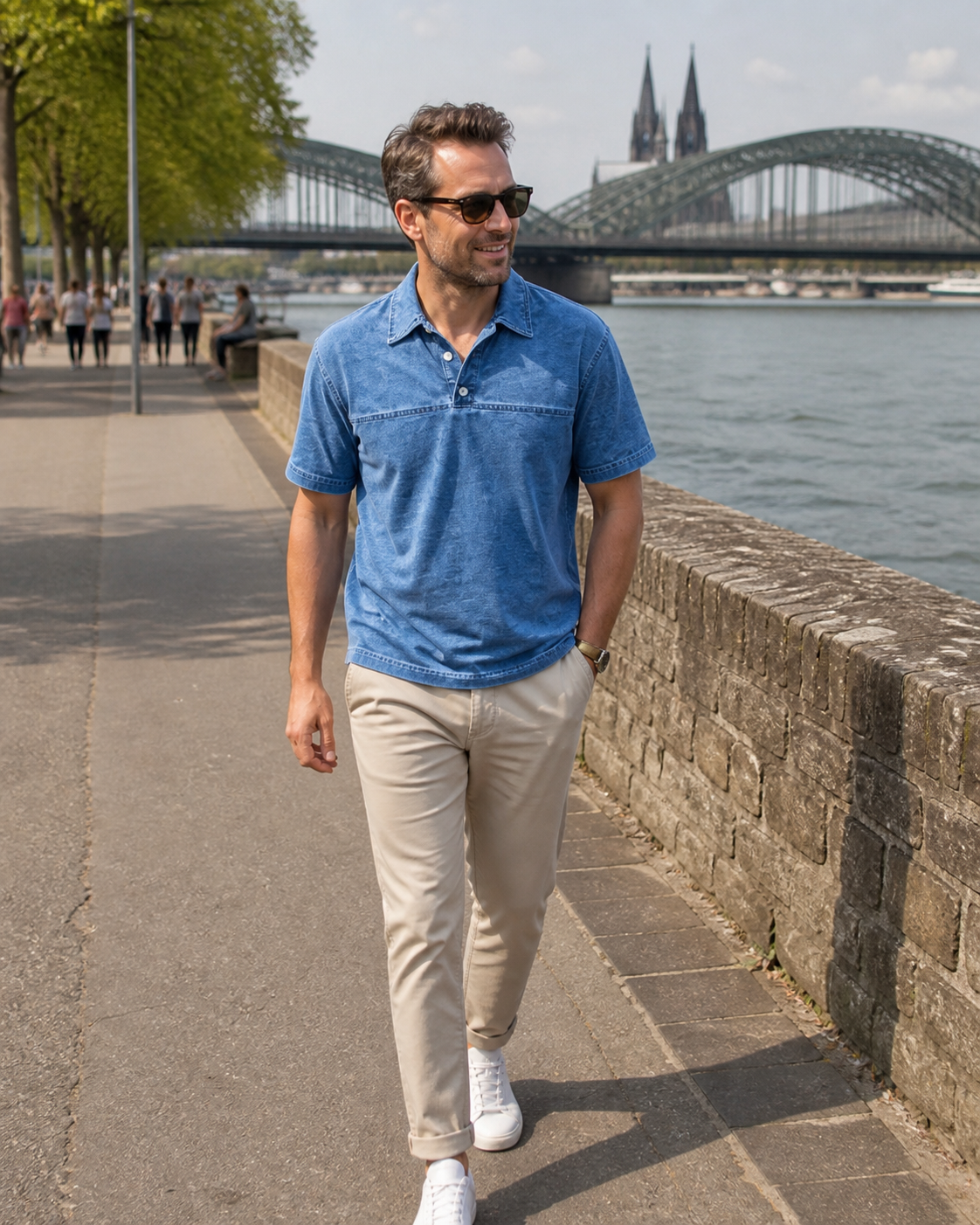 Rheinpromenade mit dem Herren-Sommer-Set in Blau